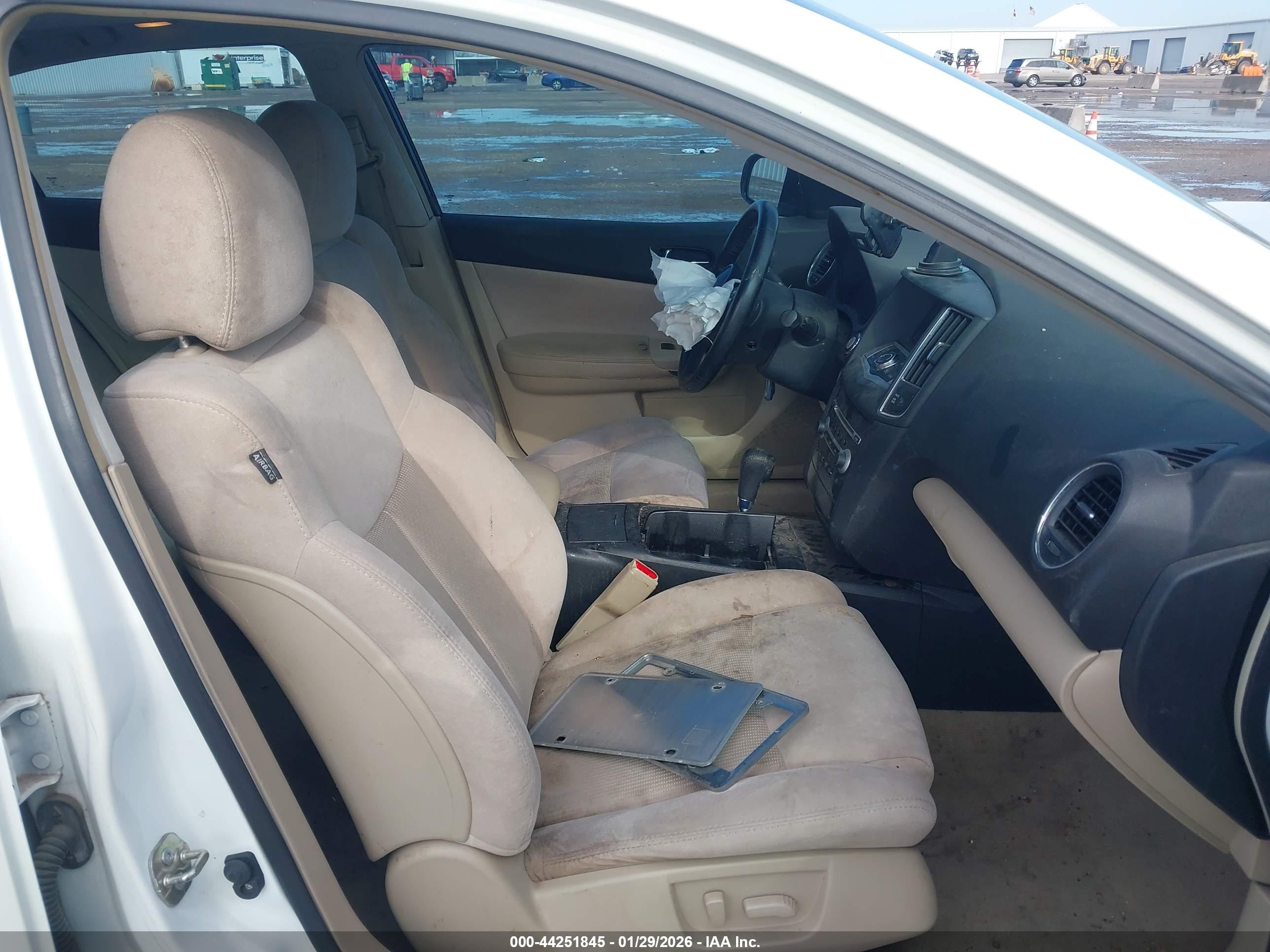 NISSAN MAXIMA image 5
