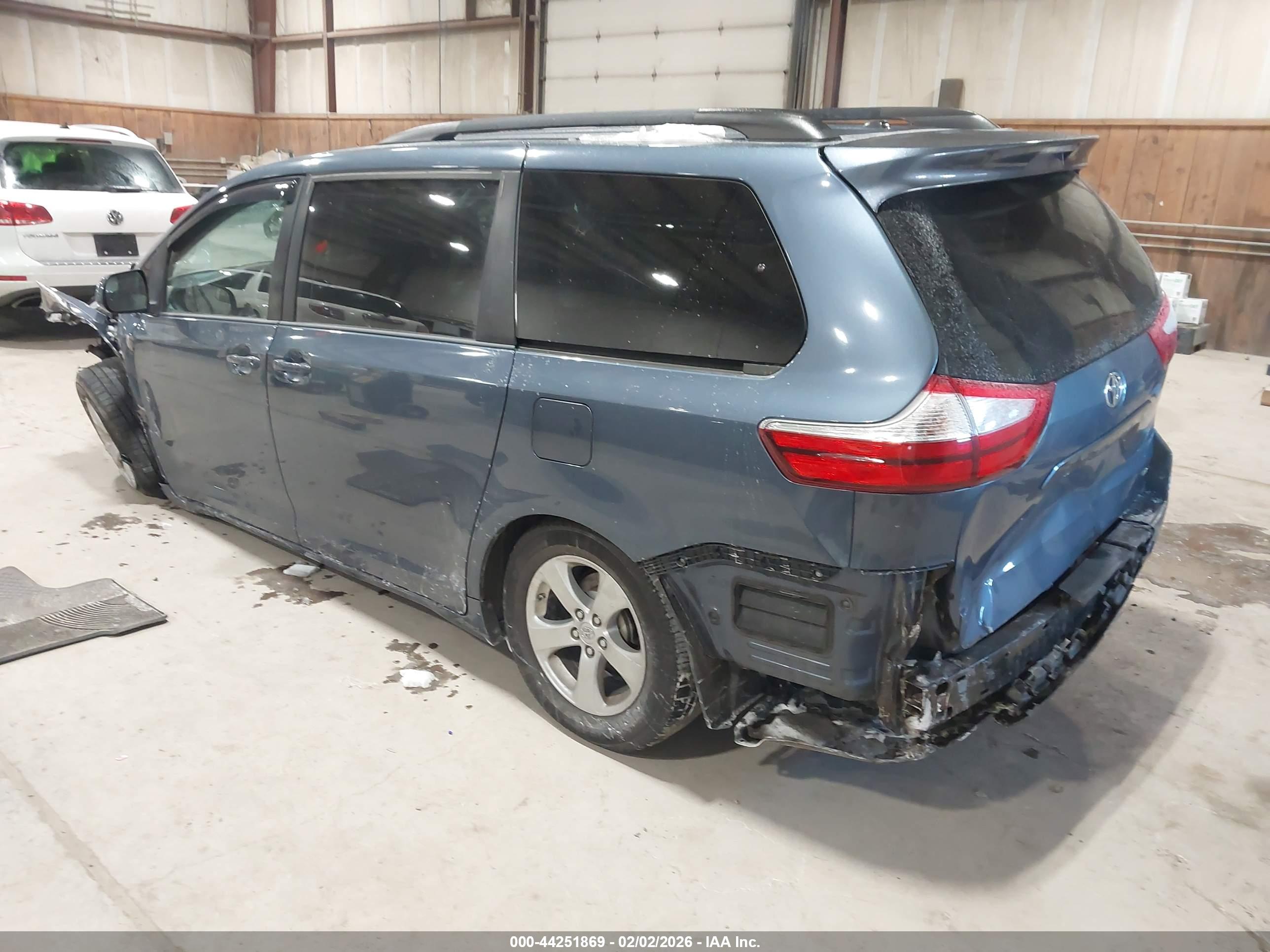 TOYOTA SIENNA image 3