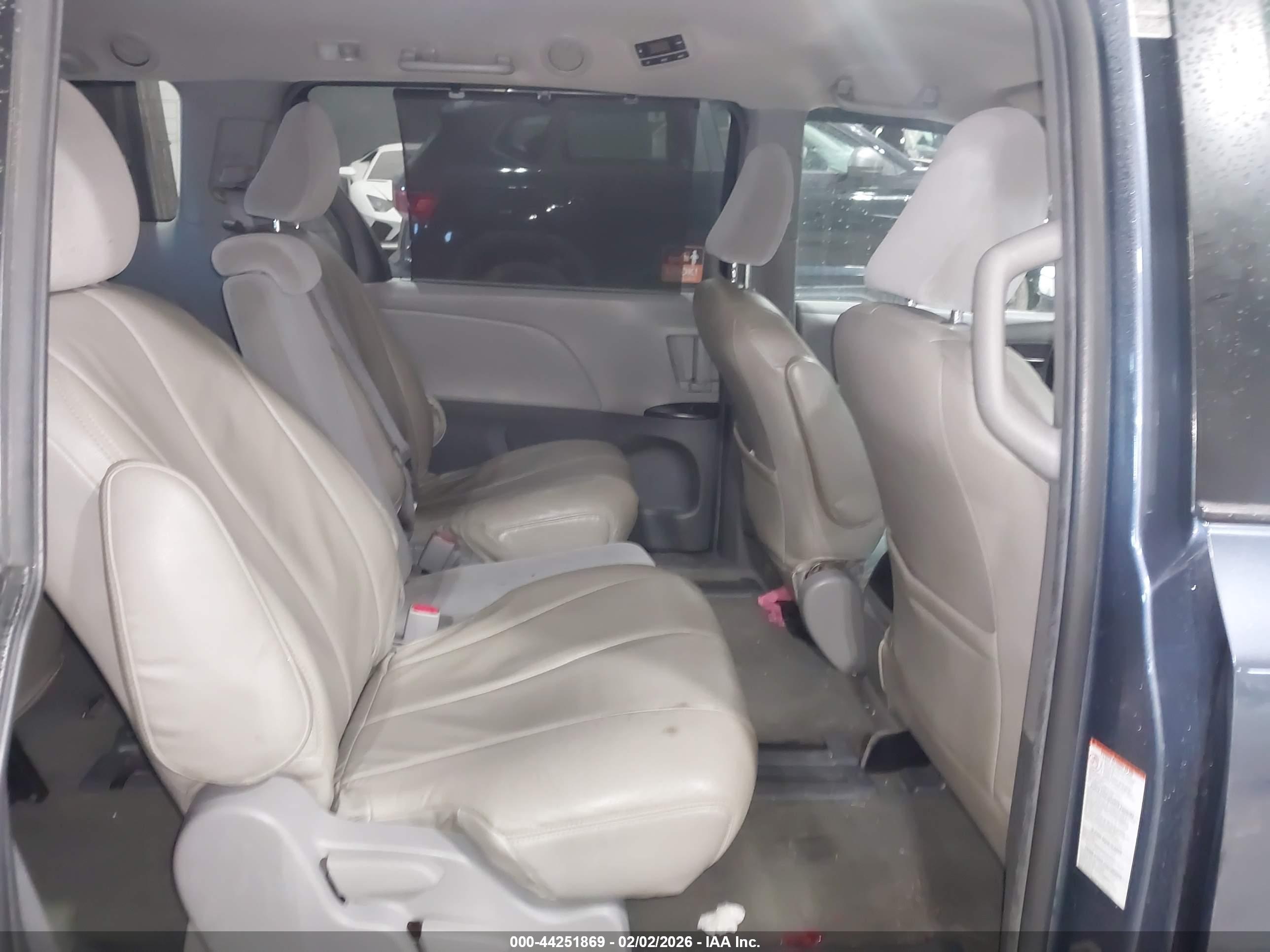 TOYOTA SIENNA image 8