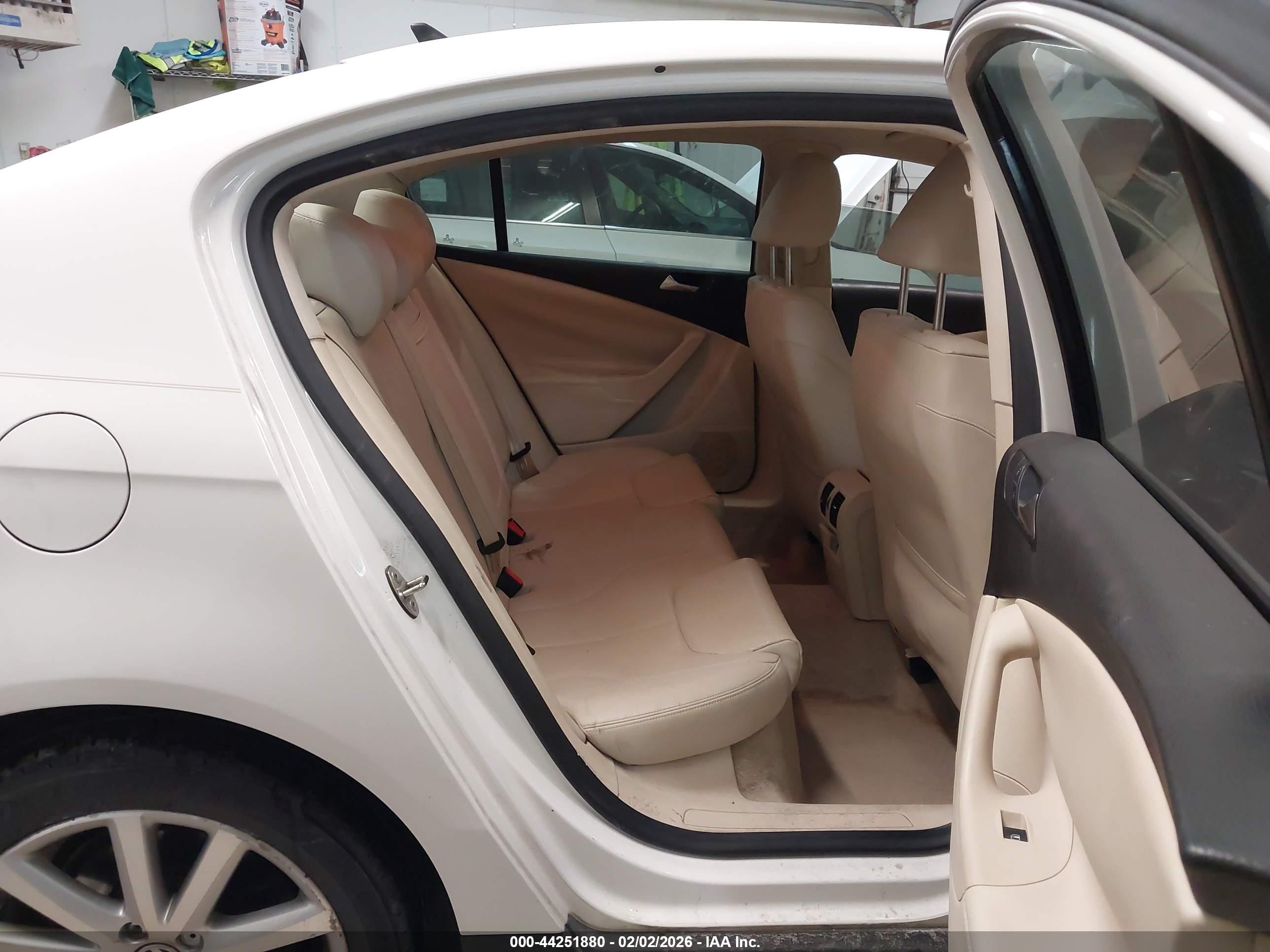 VOLKSWAGEN PASSAT image 8