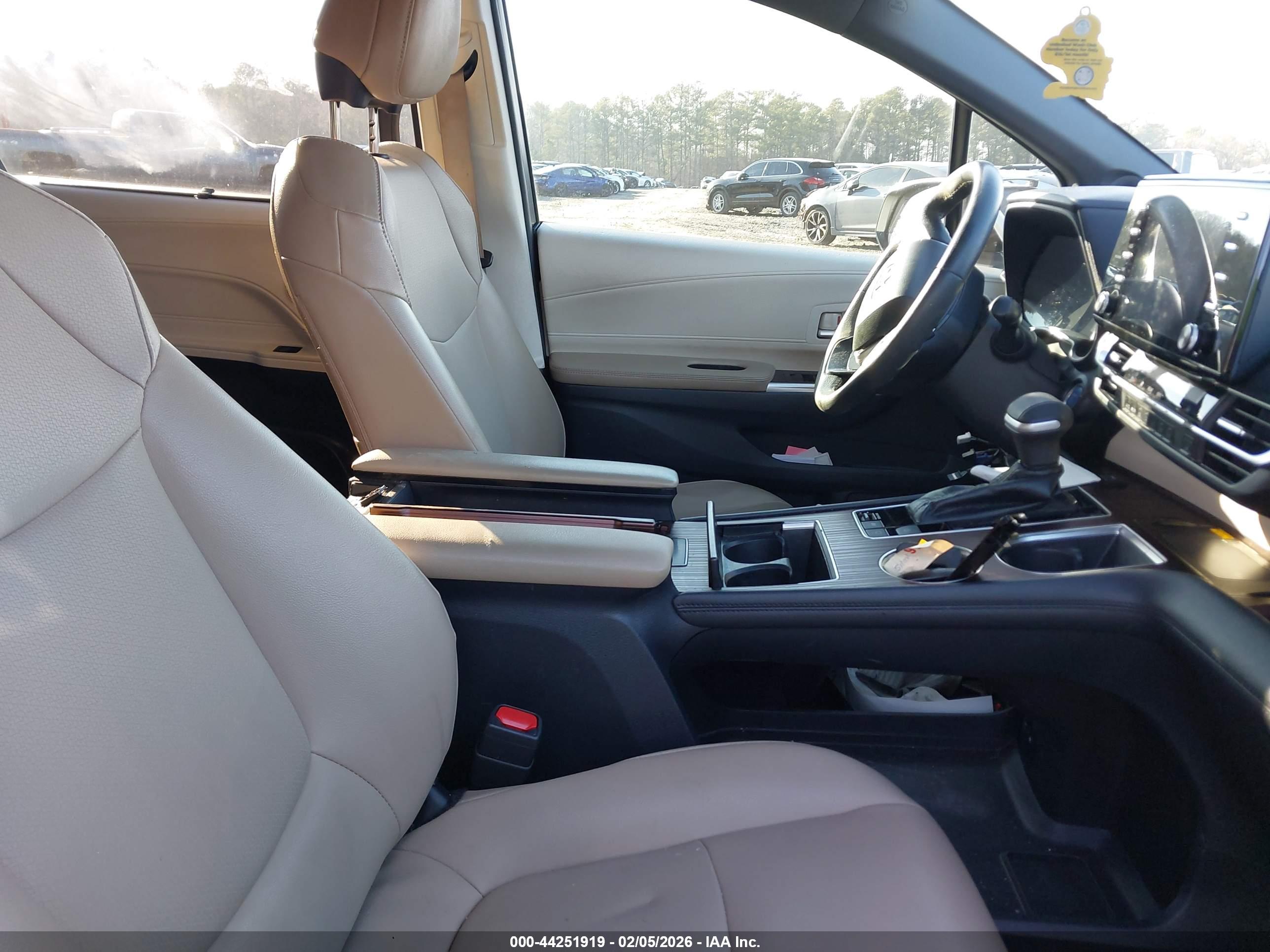 TOYOTA SIENNA image 5