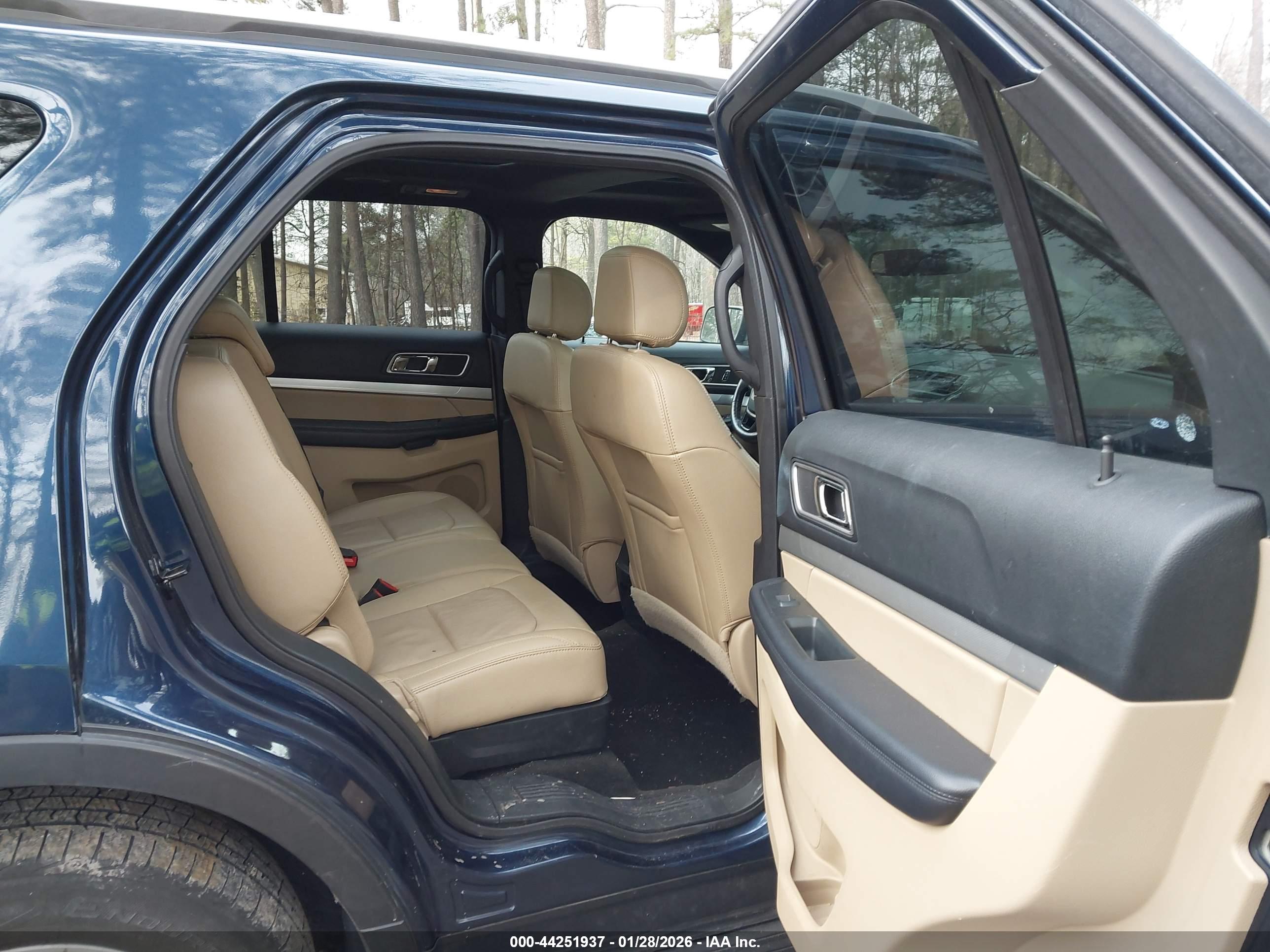 FORD EXPLORER image 8