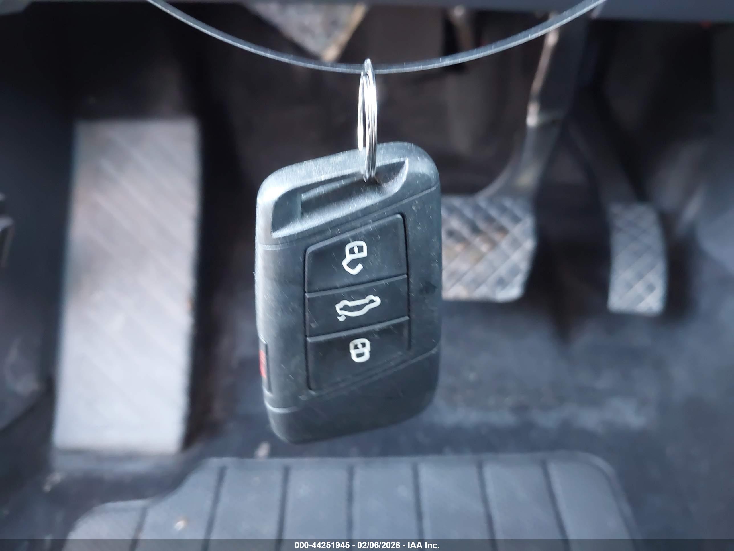 VOLKSWAGEN TAOS image 11