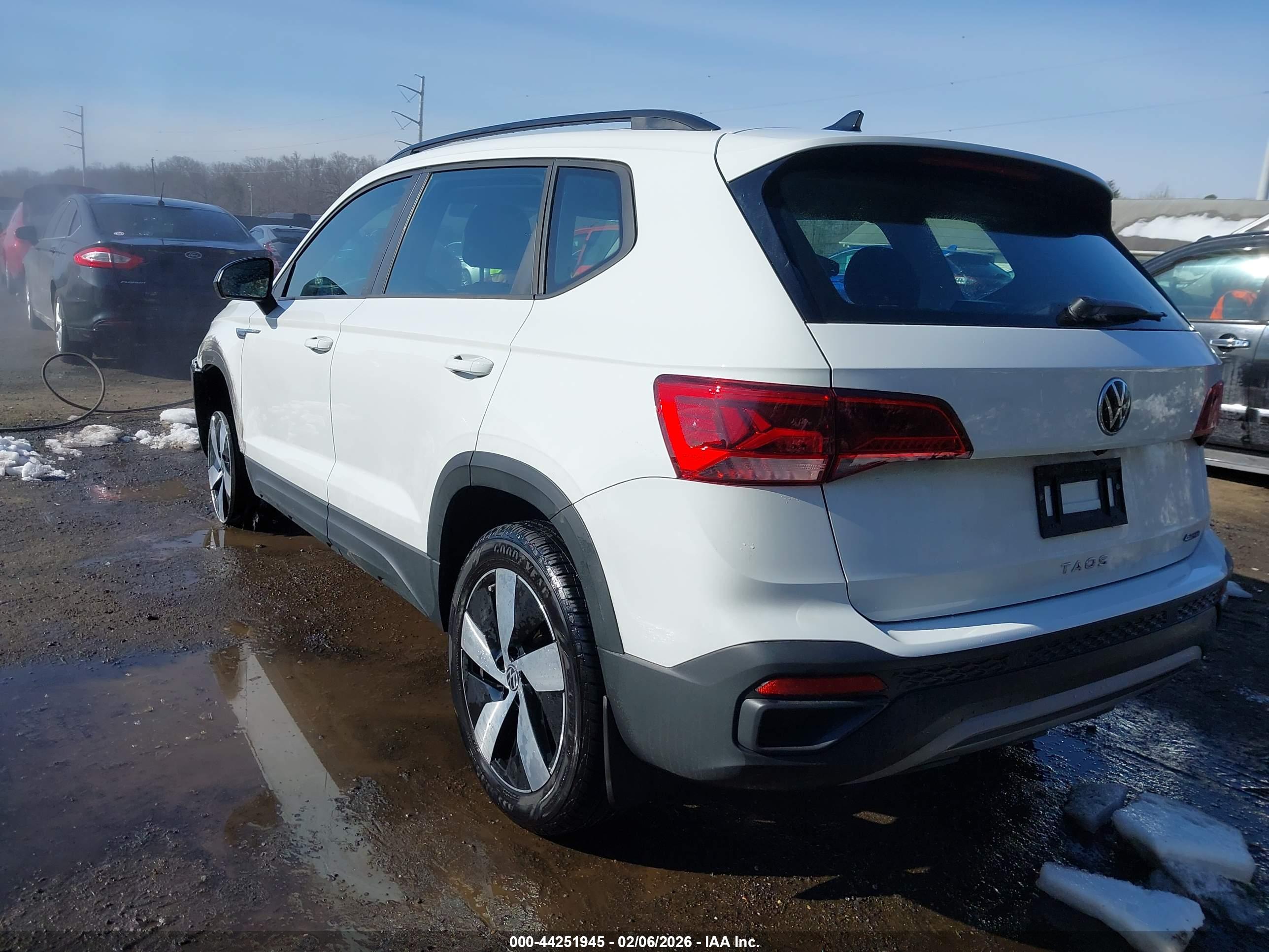 VOLKSWAGEN TAOS image 3