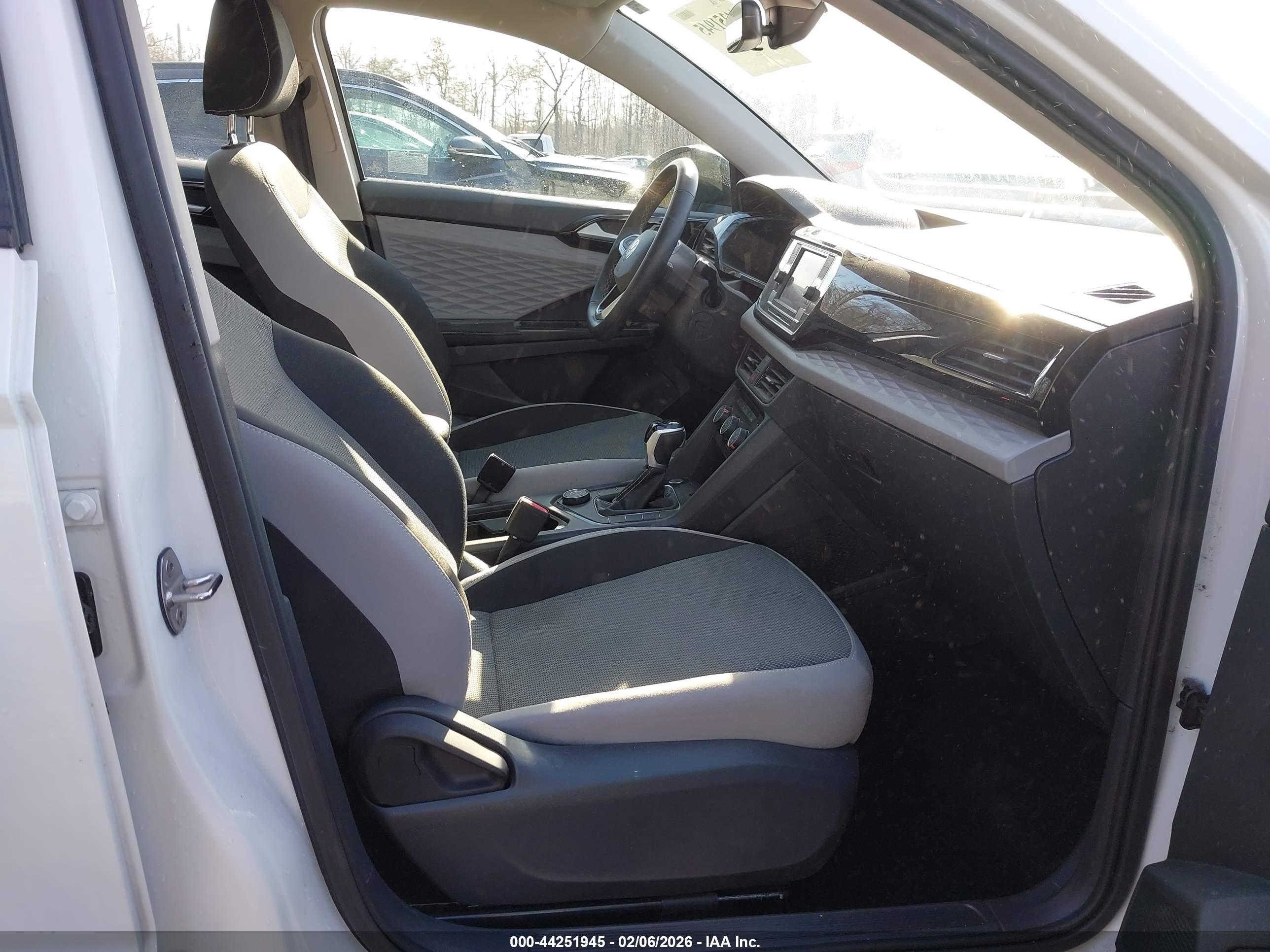 VOLKSWAGEN TAOS image 5