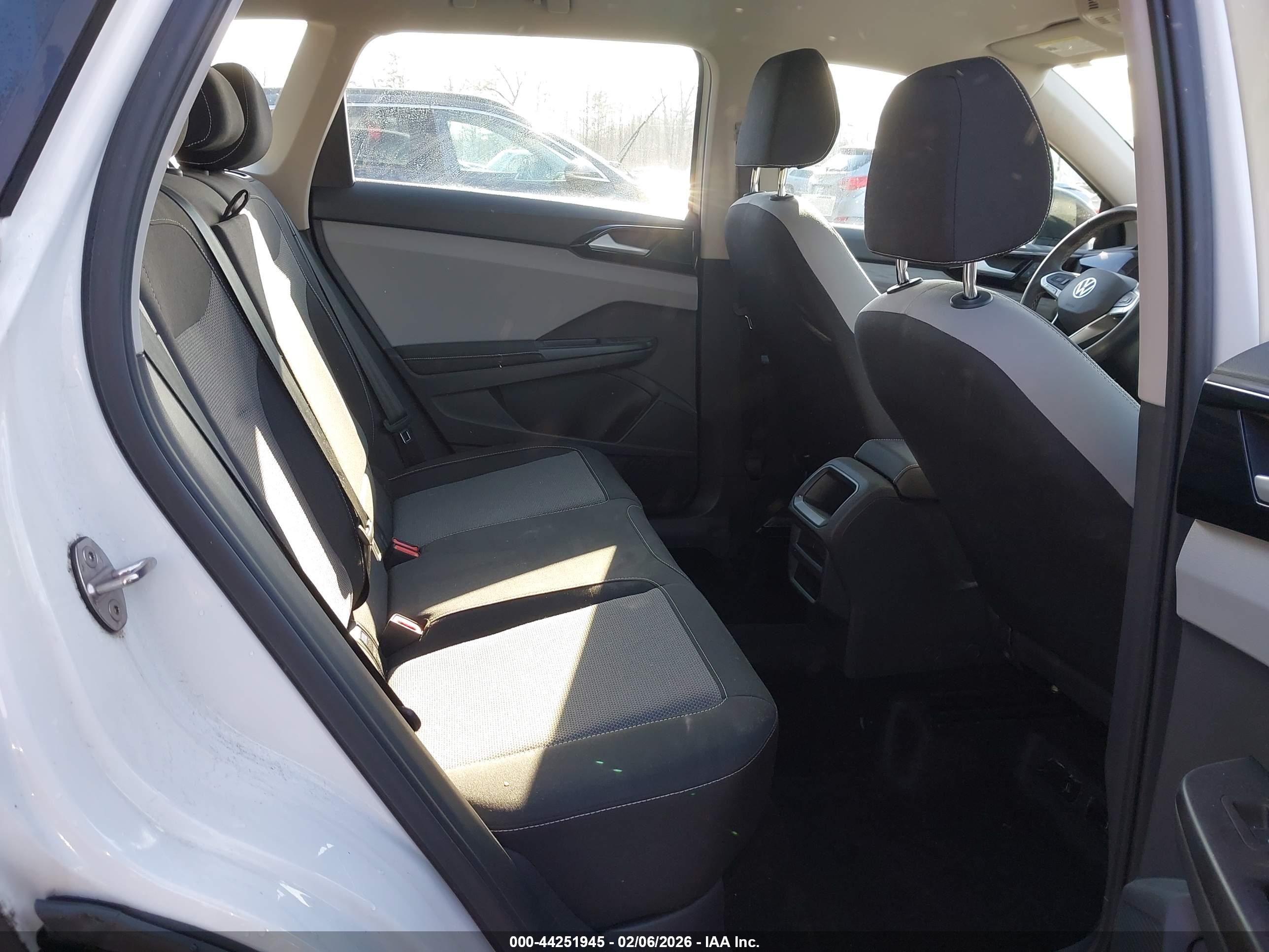 VOLKSWAGEN TAOS image 8