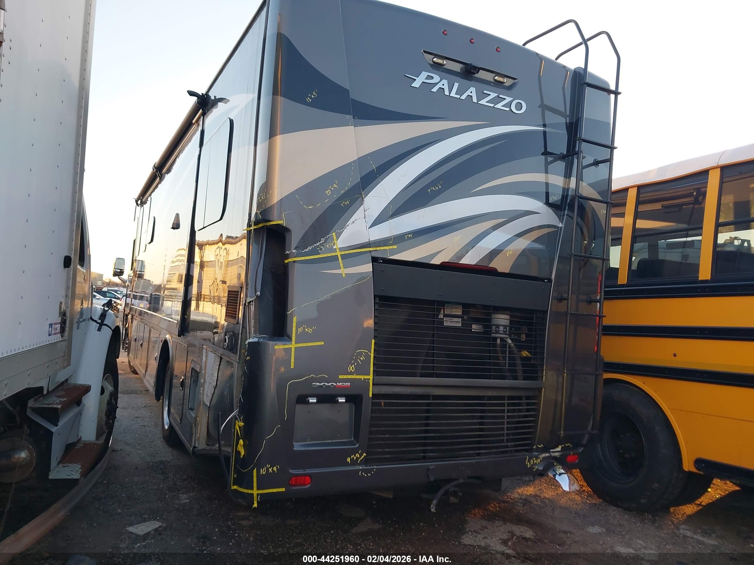 FREIGHTLINER CHASSIS image 3