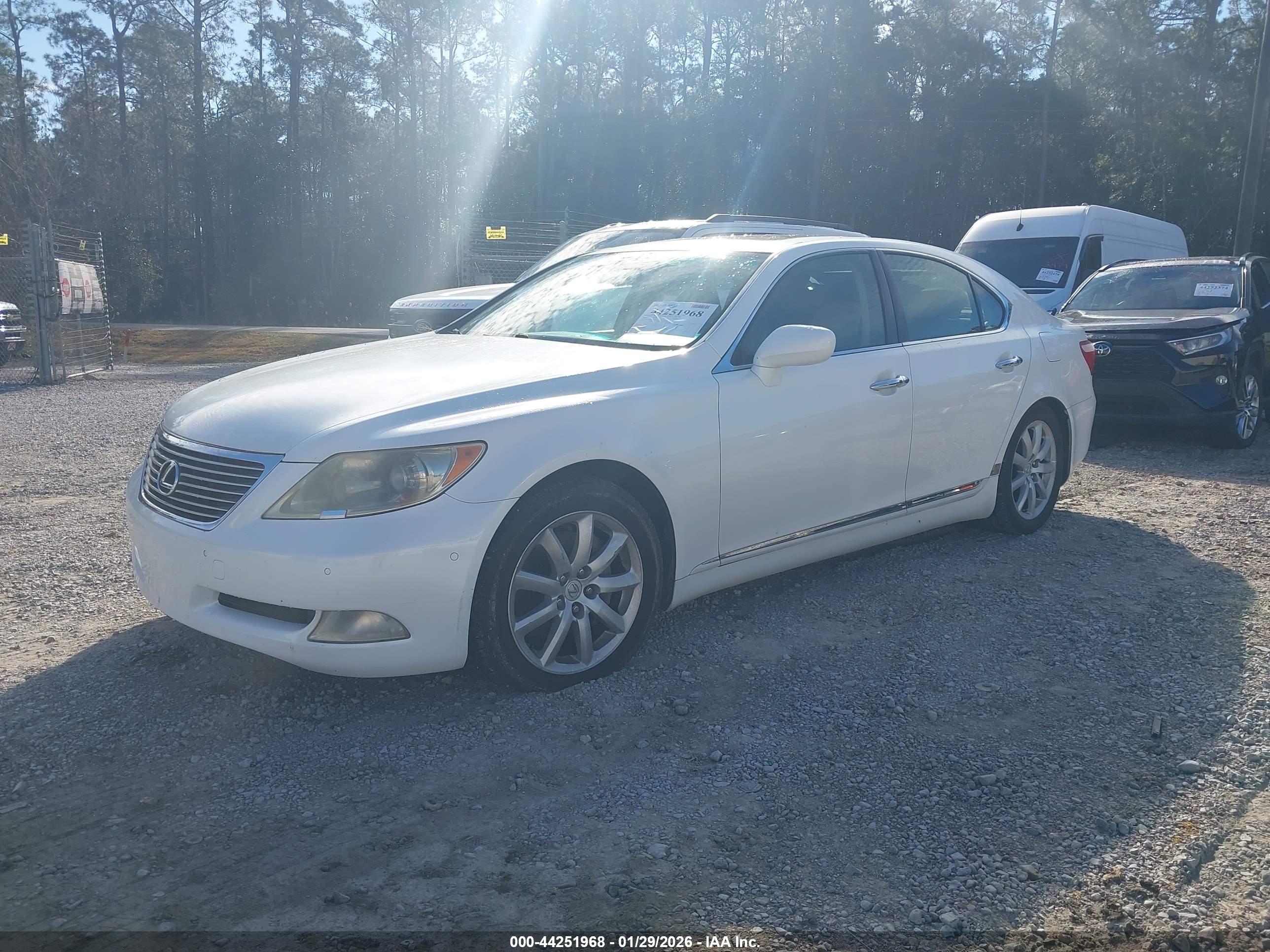 LEXUS LS image 2