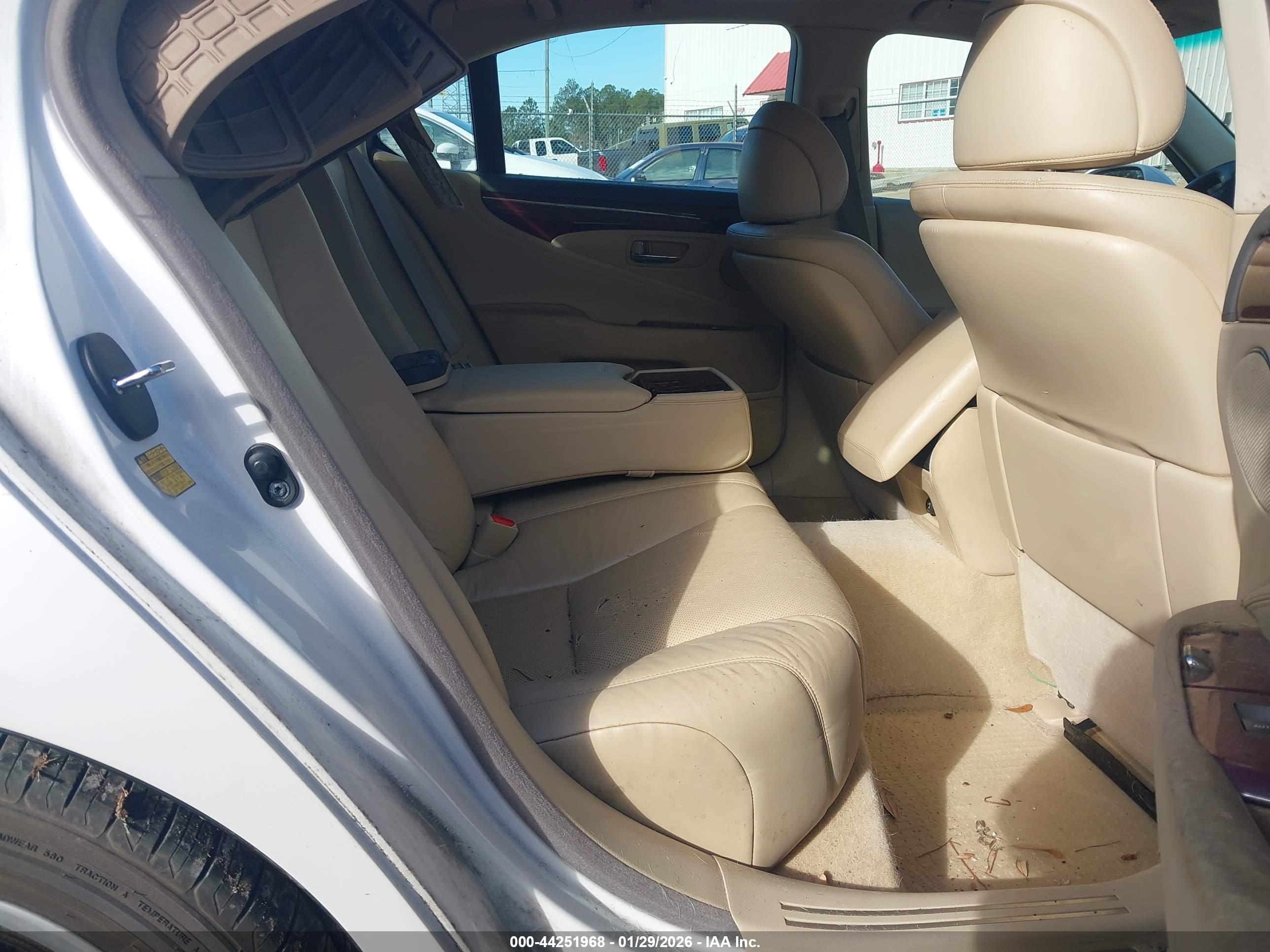LEXUS LS image 8