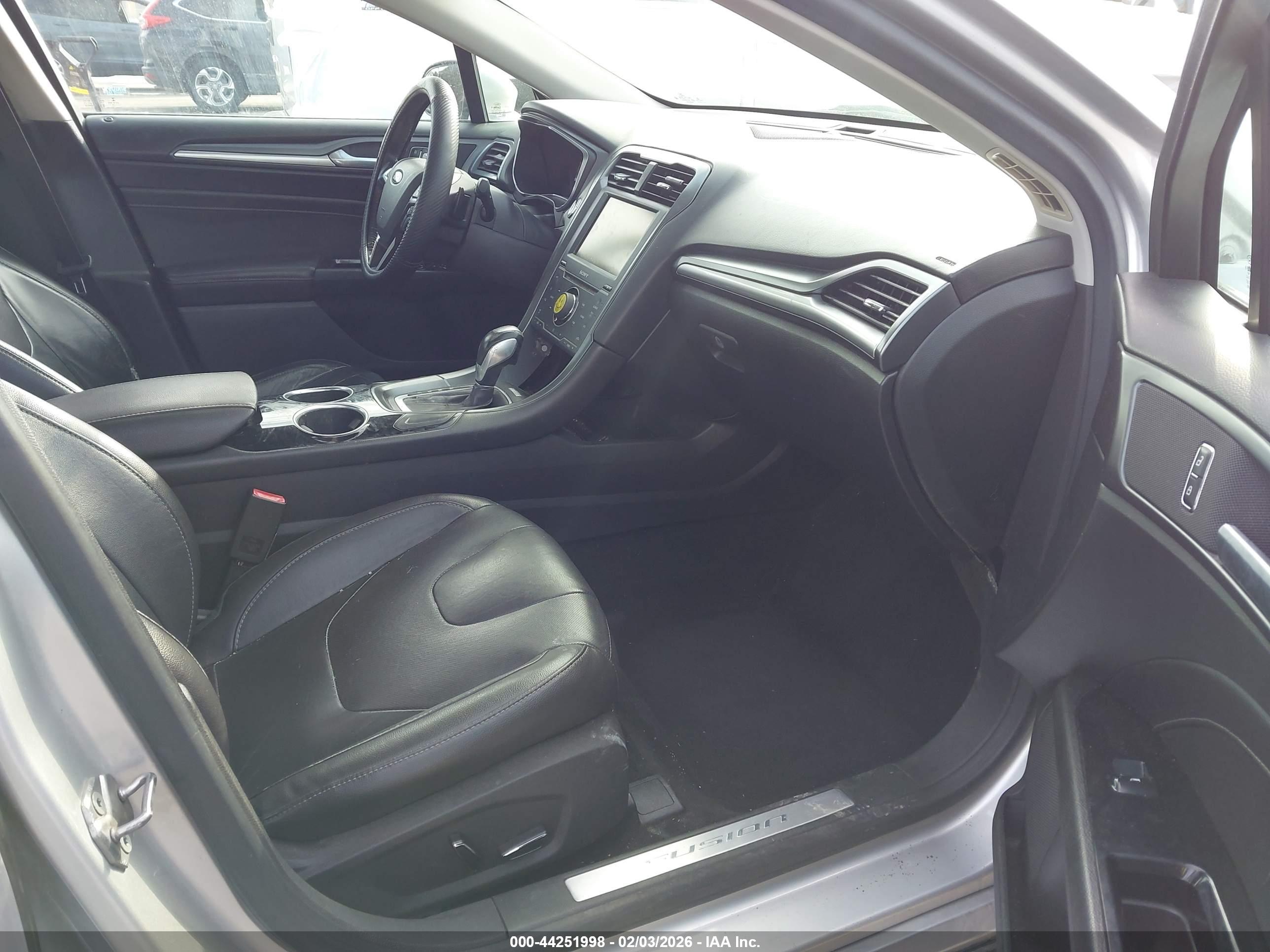 FORD FUSION image 5