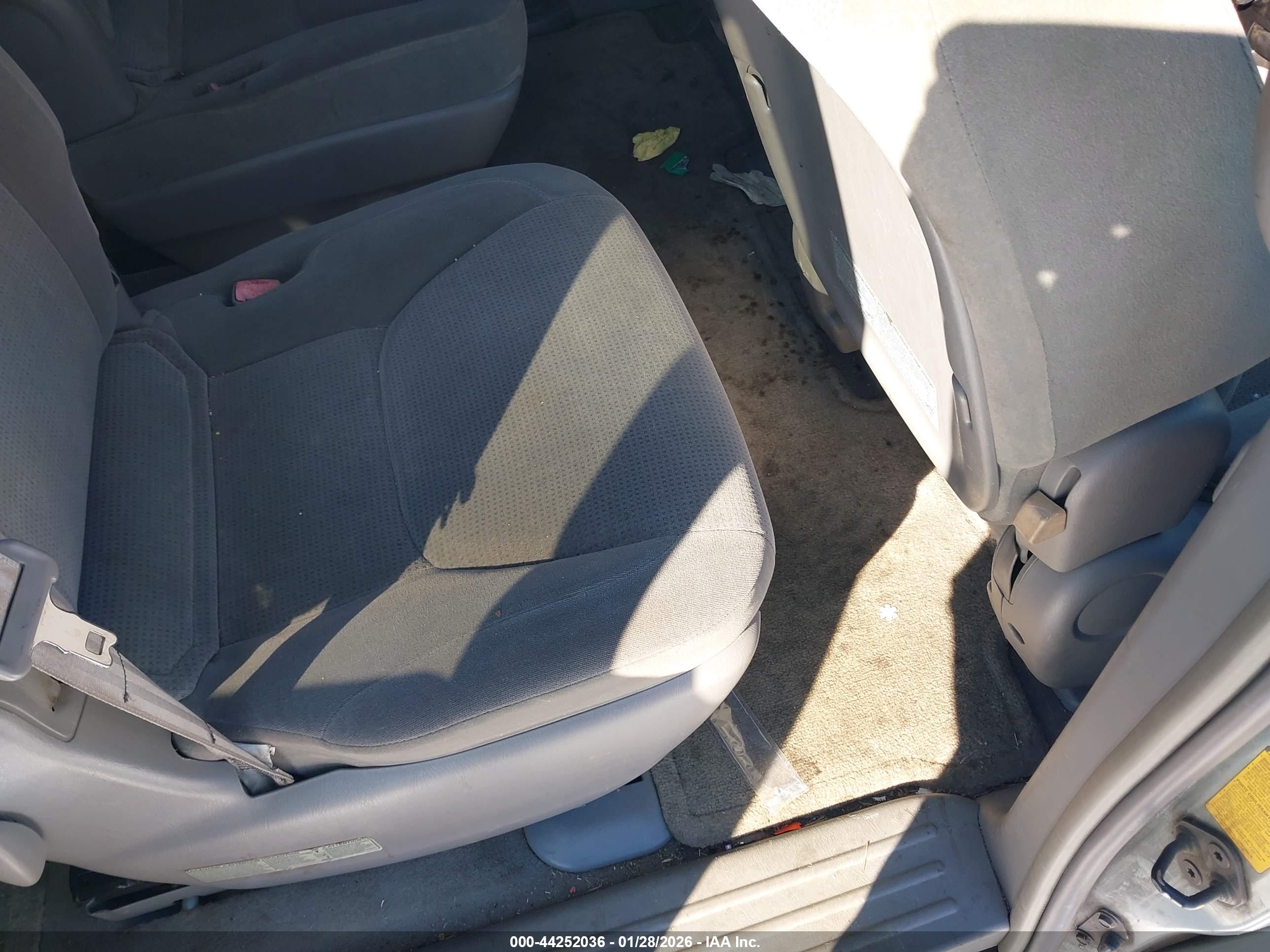 TOYOTA SIENNA image 8