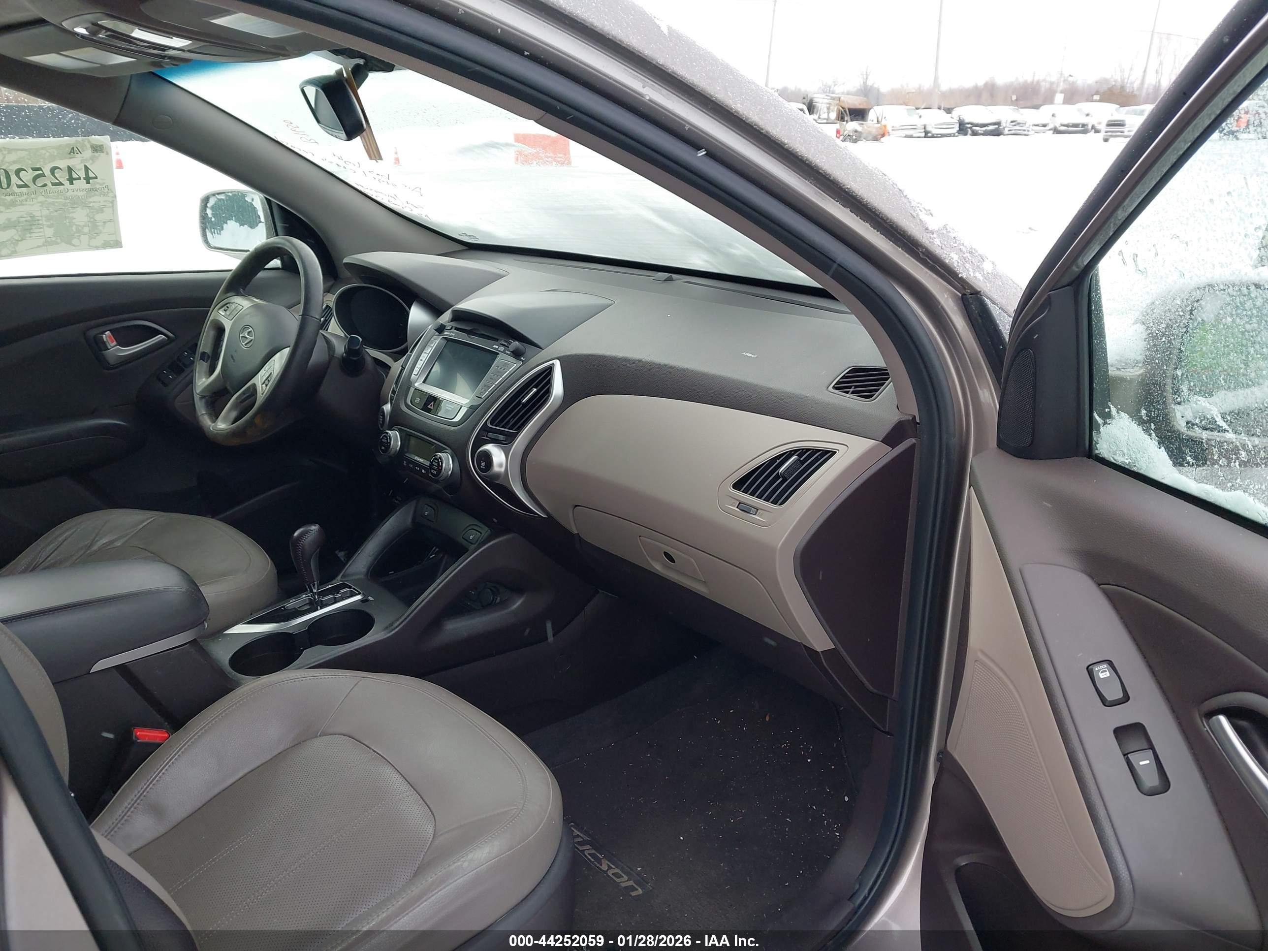 HYUNDAI TUCSON image 5