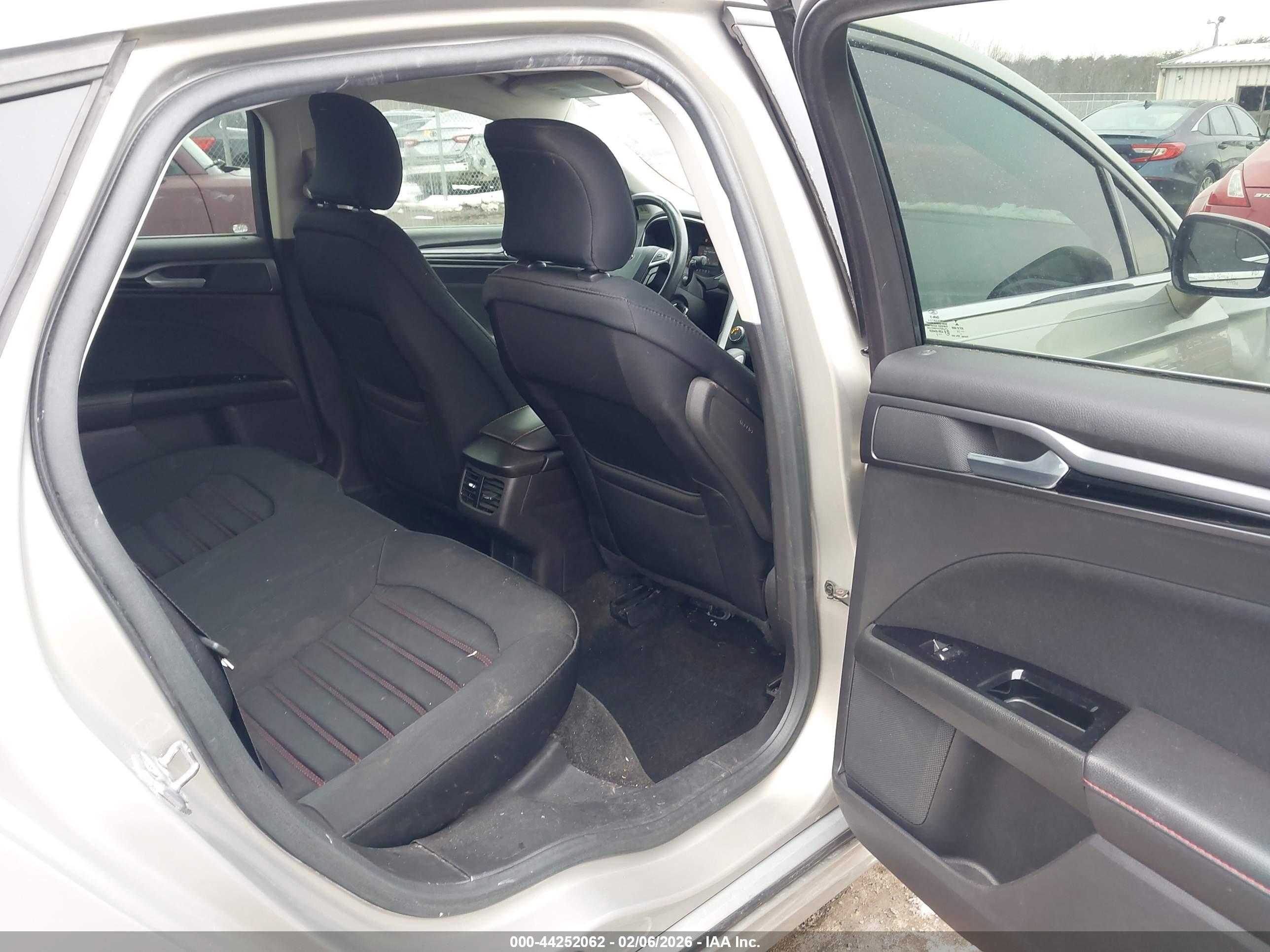 FORD FUSION image 8