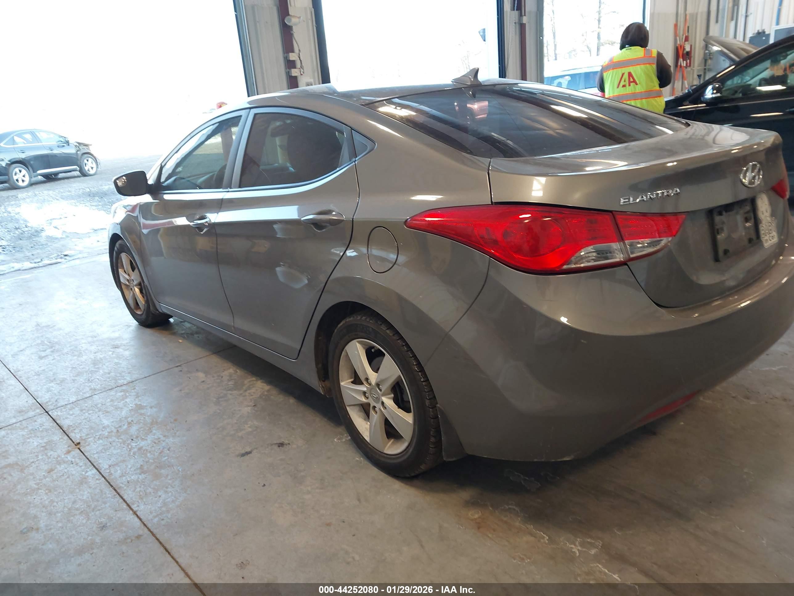 HYUNDAI ELANTRA image 3