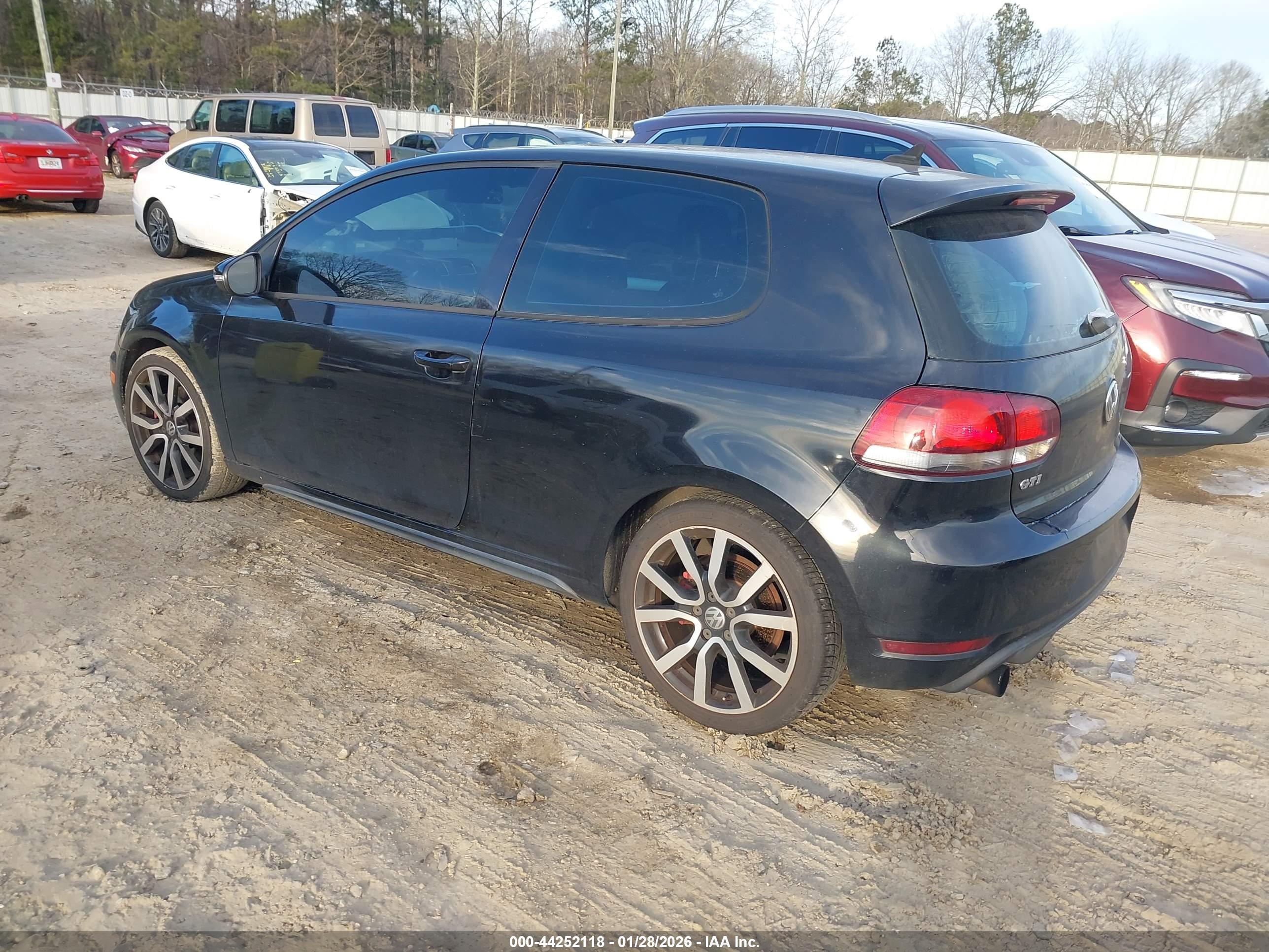 VOLKSWAGEN GTI image 3