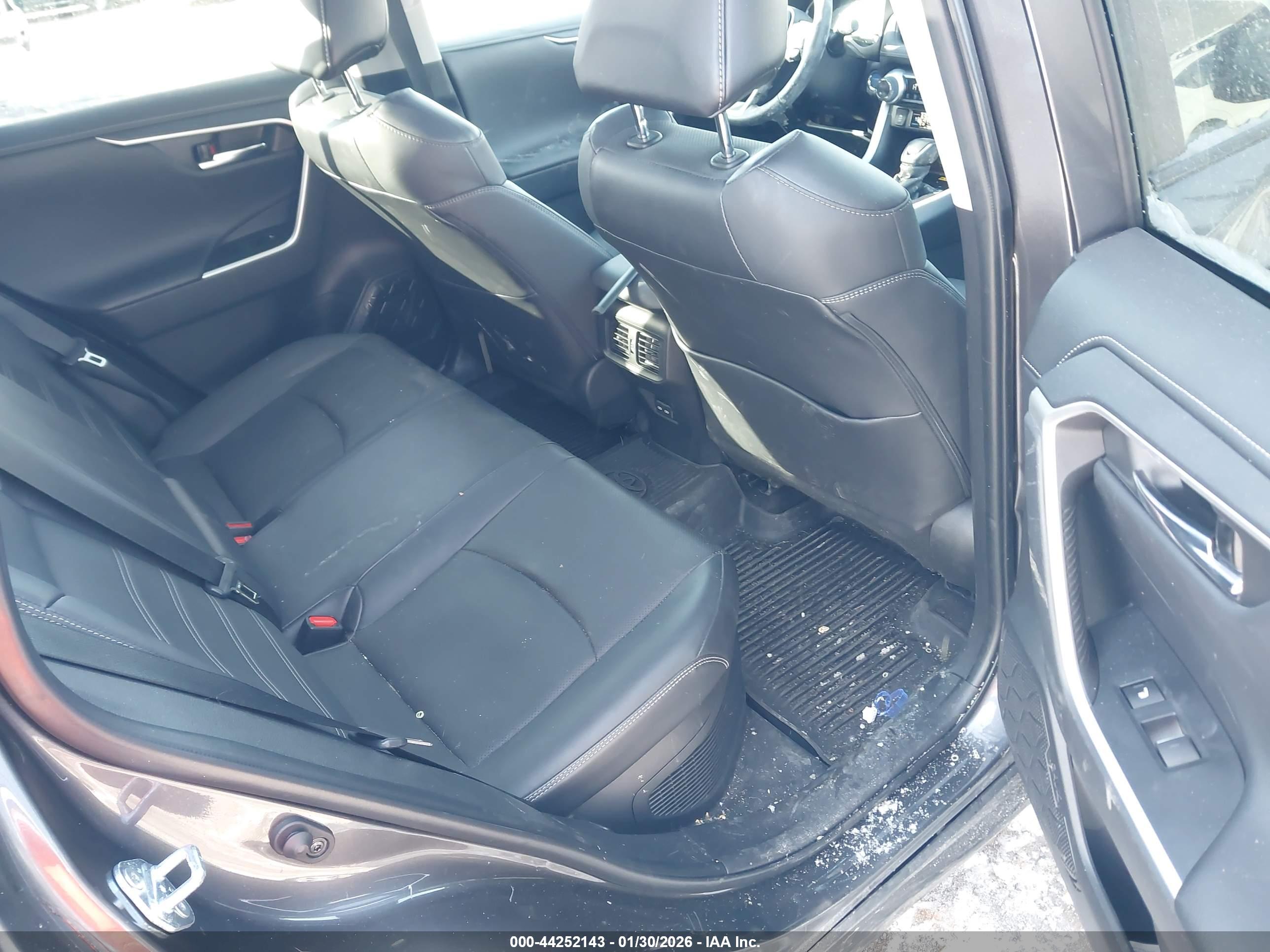 TOYOTA RAV4 image 8