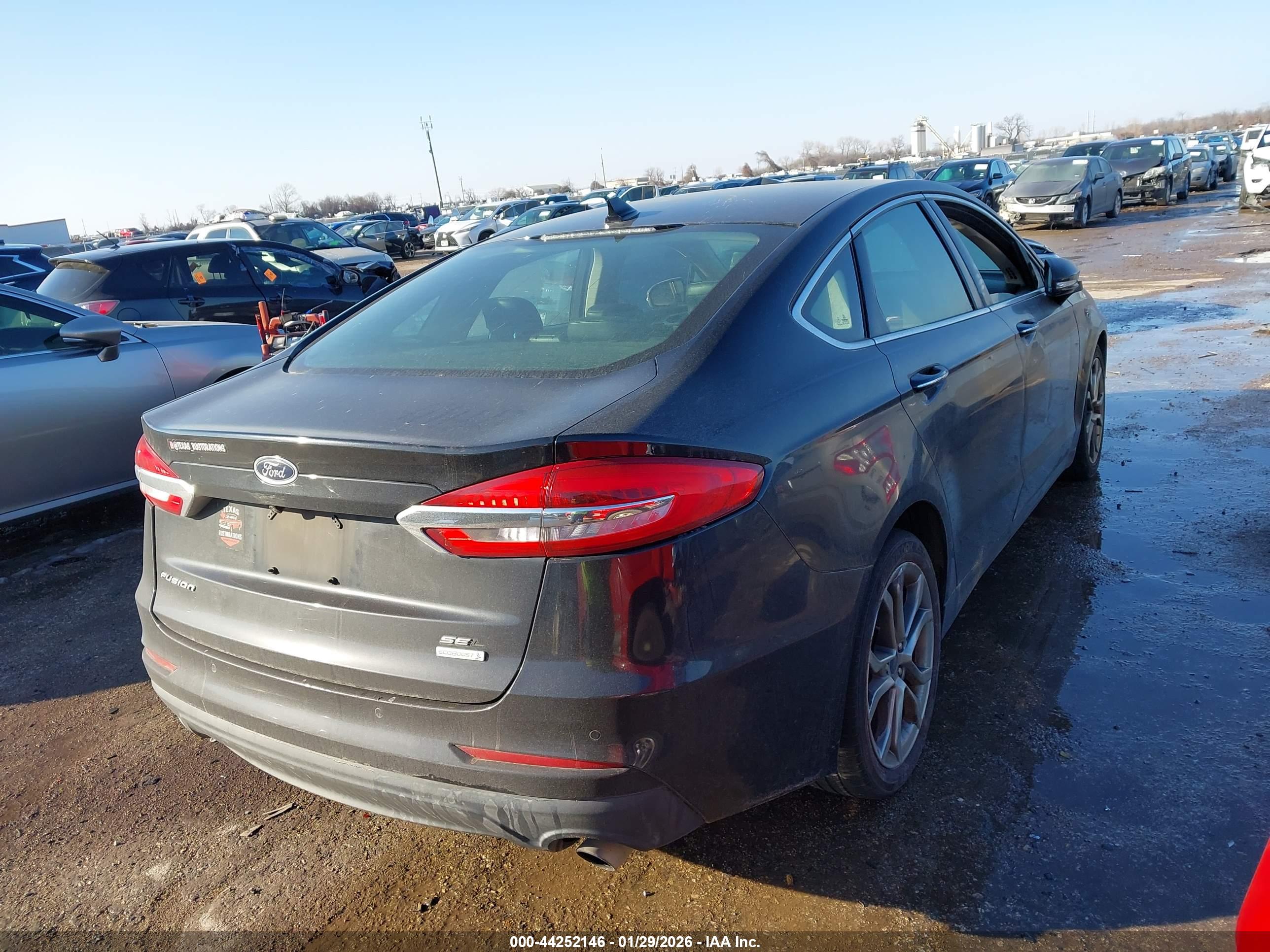 FORD FUSION image 4