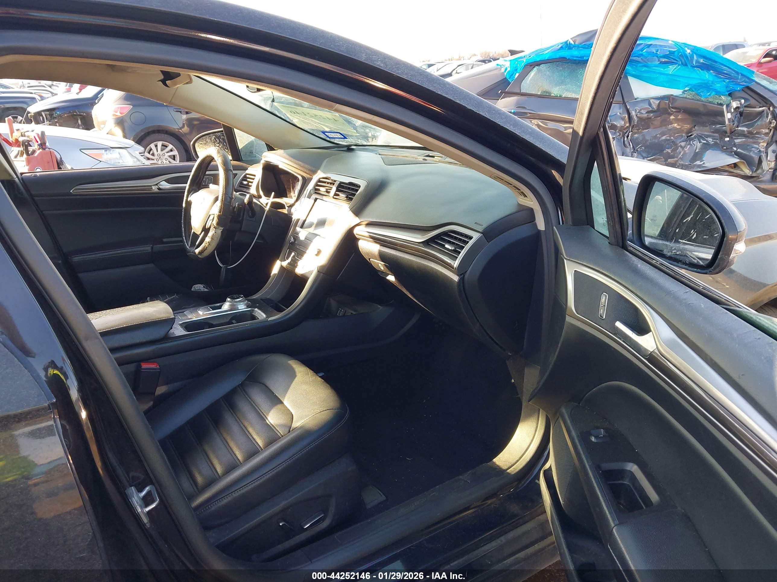 FORD FUSION image 5