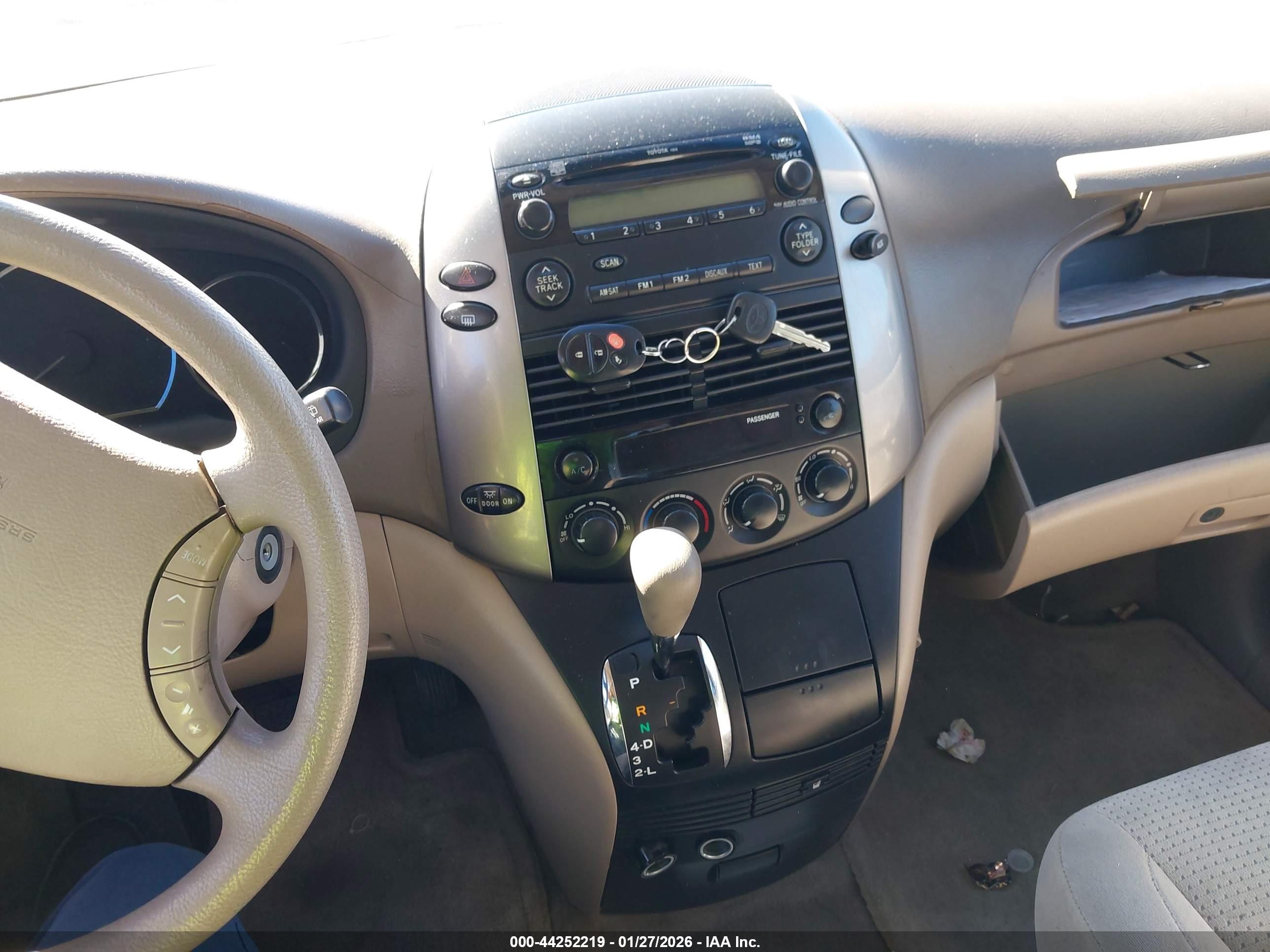 TOYOTA SIENNA image 11