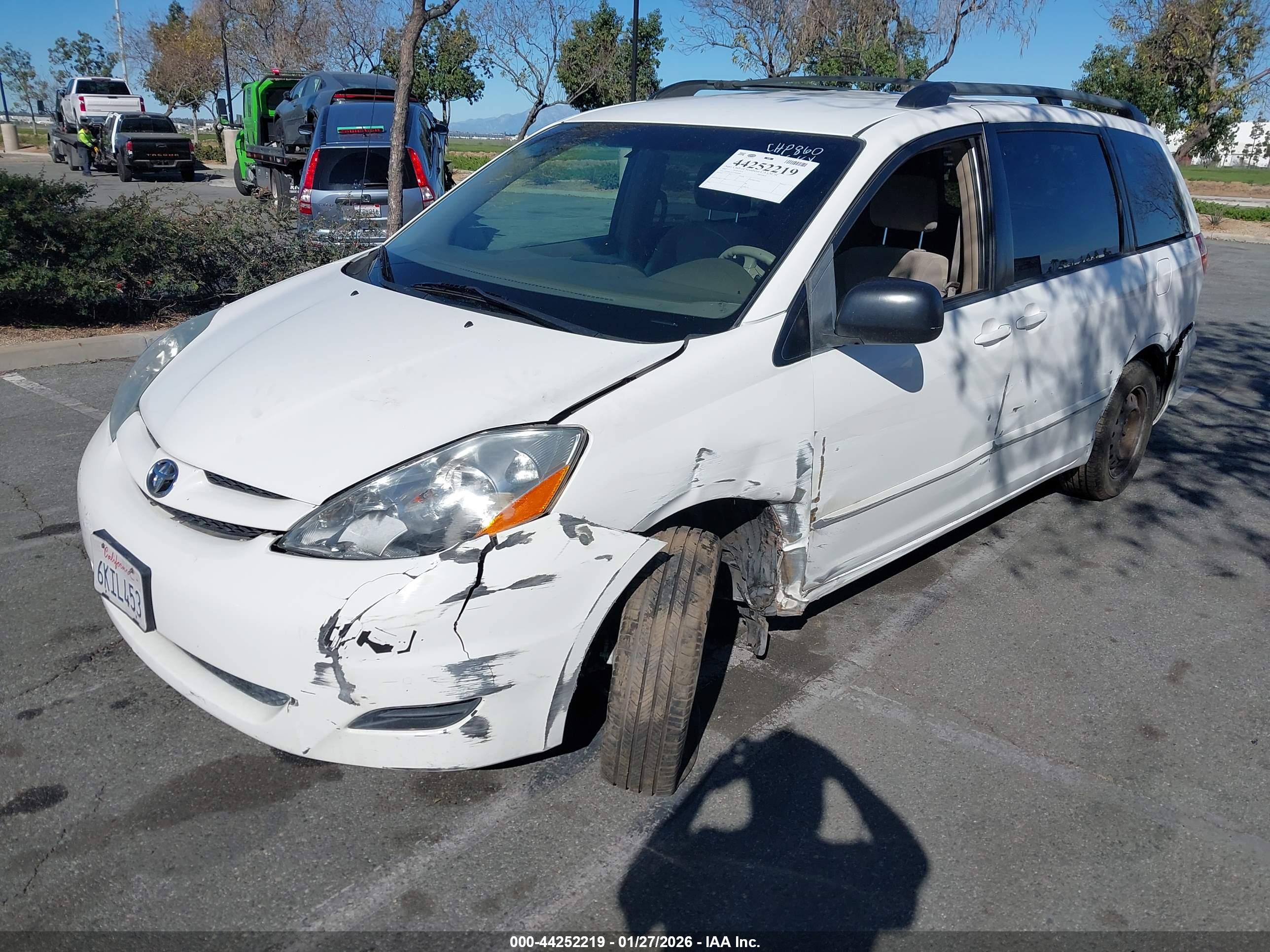 TOYOTA SIENNA image 2