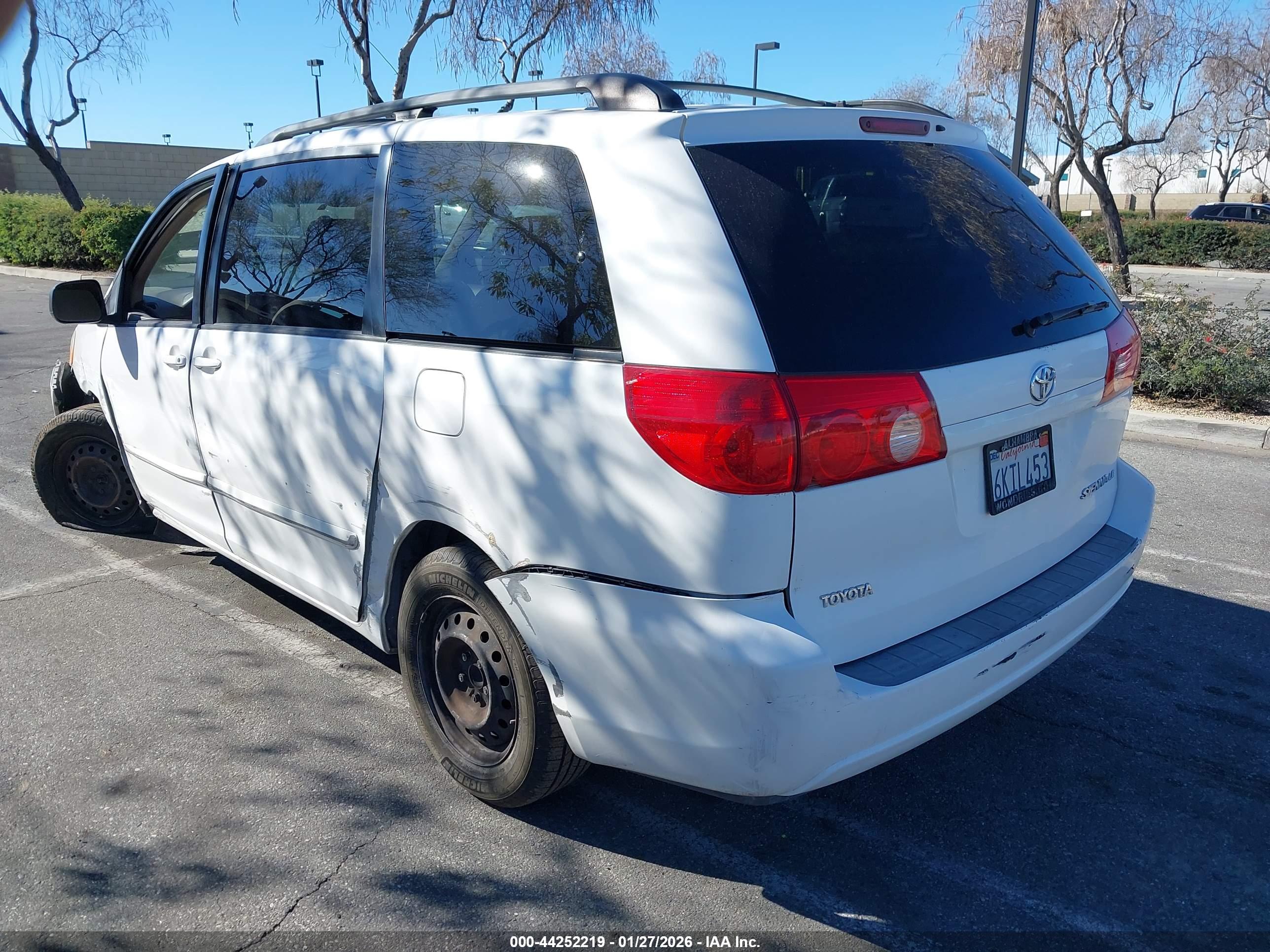 TOYOTA SIENNA image 3
