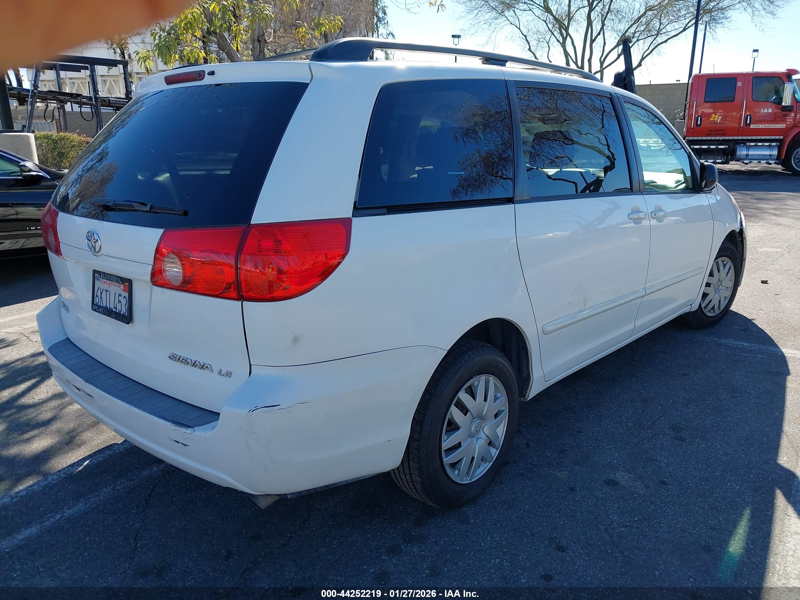 TOYOTA SIENNA image 4