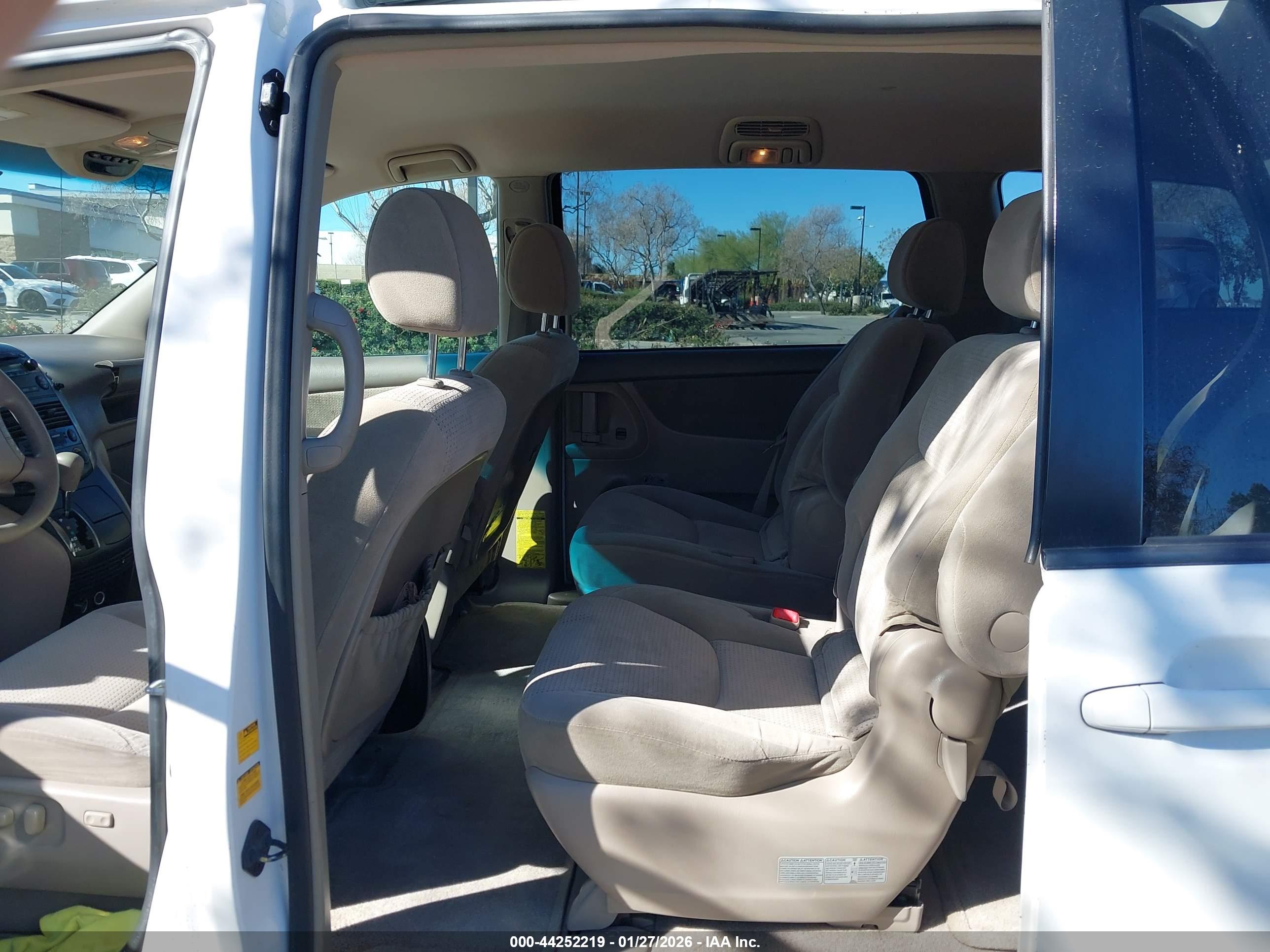 TOYOTA SIENNA image 8