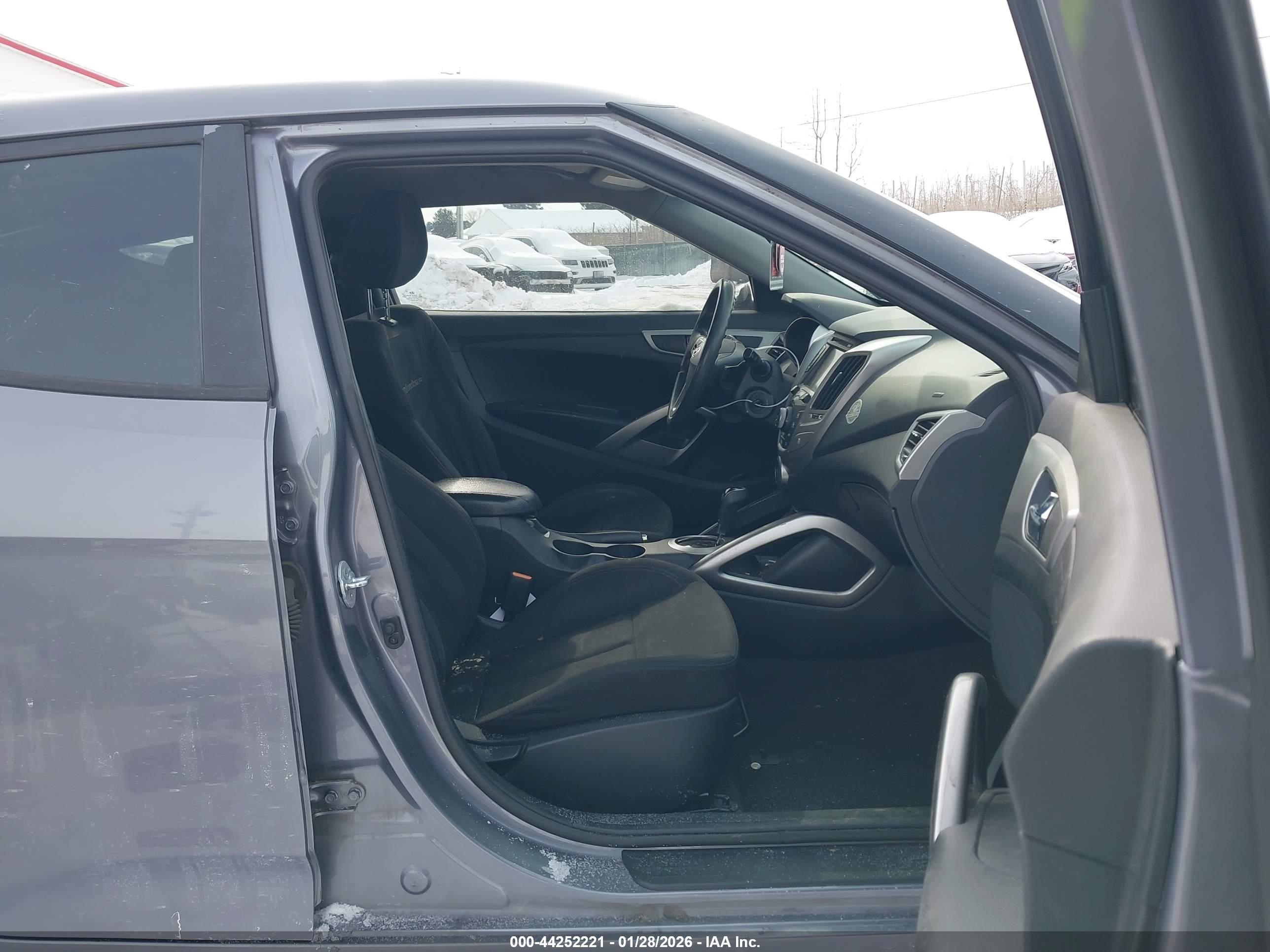 HYUNDAI VELOSTER image 5
