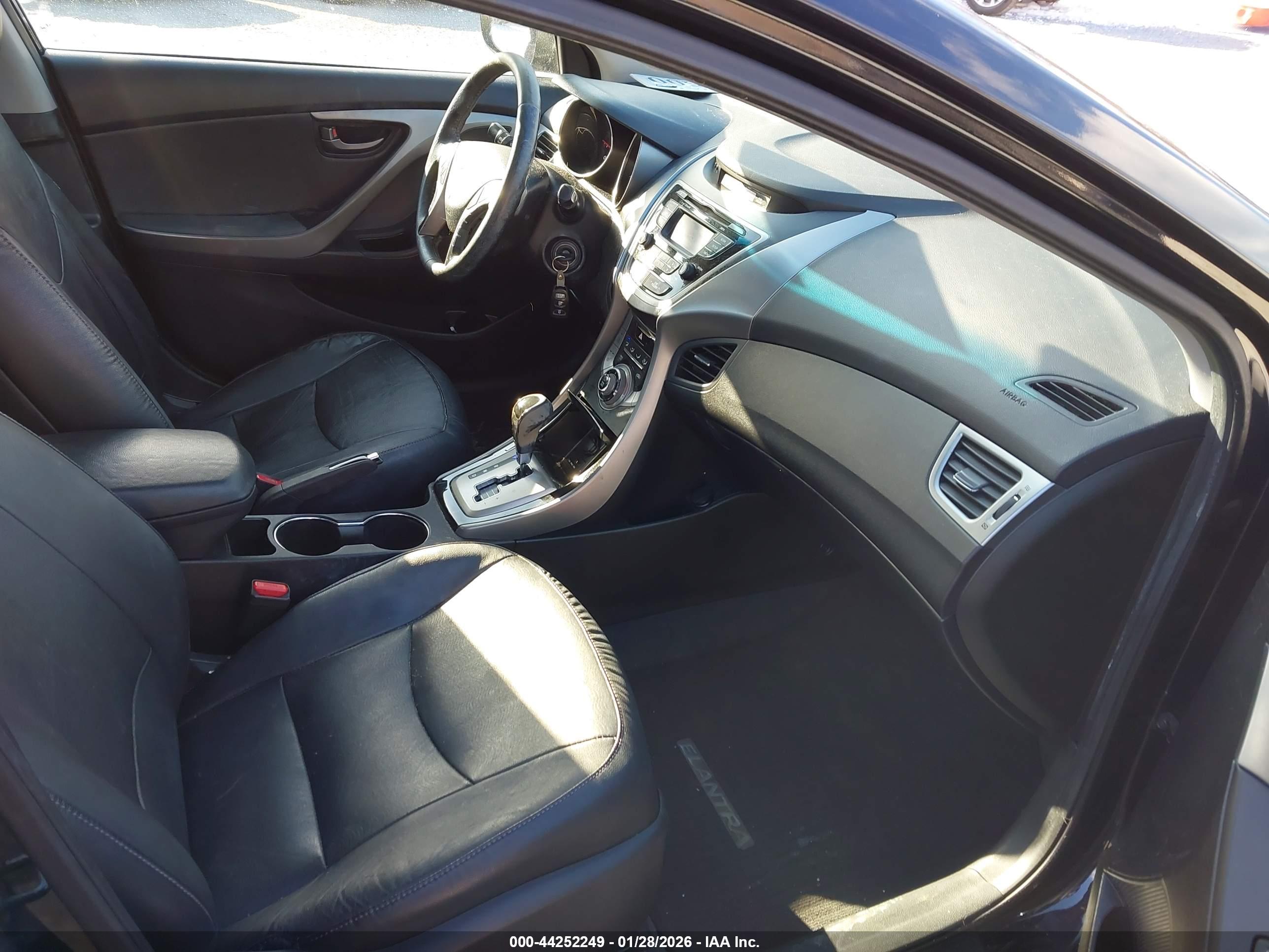 HYUNDAI ELANTRA image 5