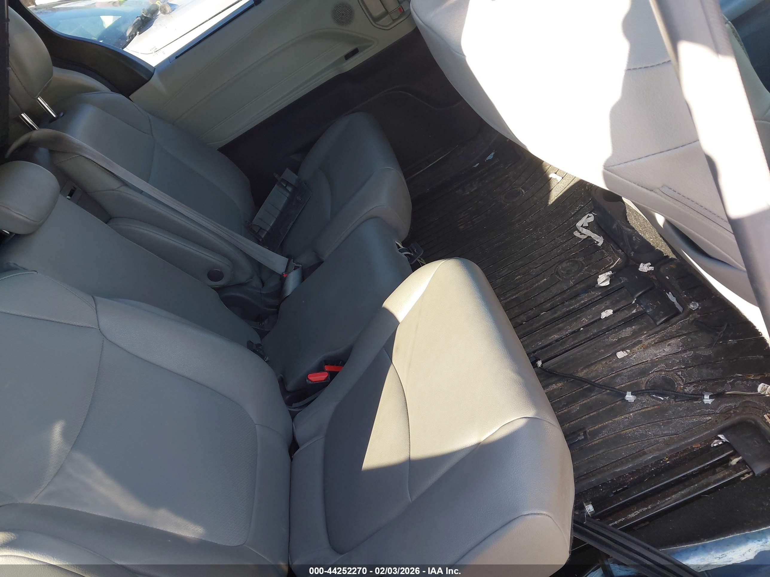 TOYOTA SIENNA image 8