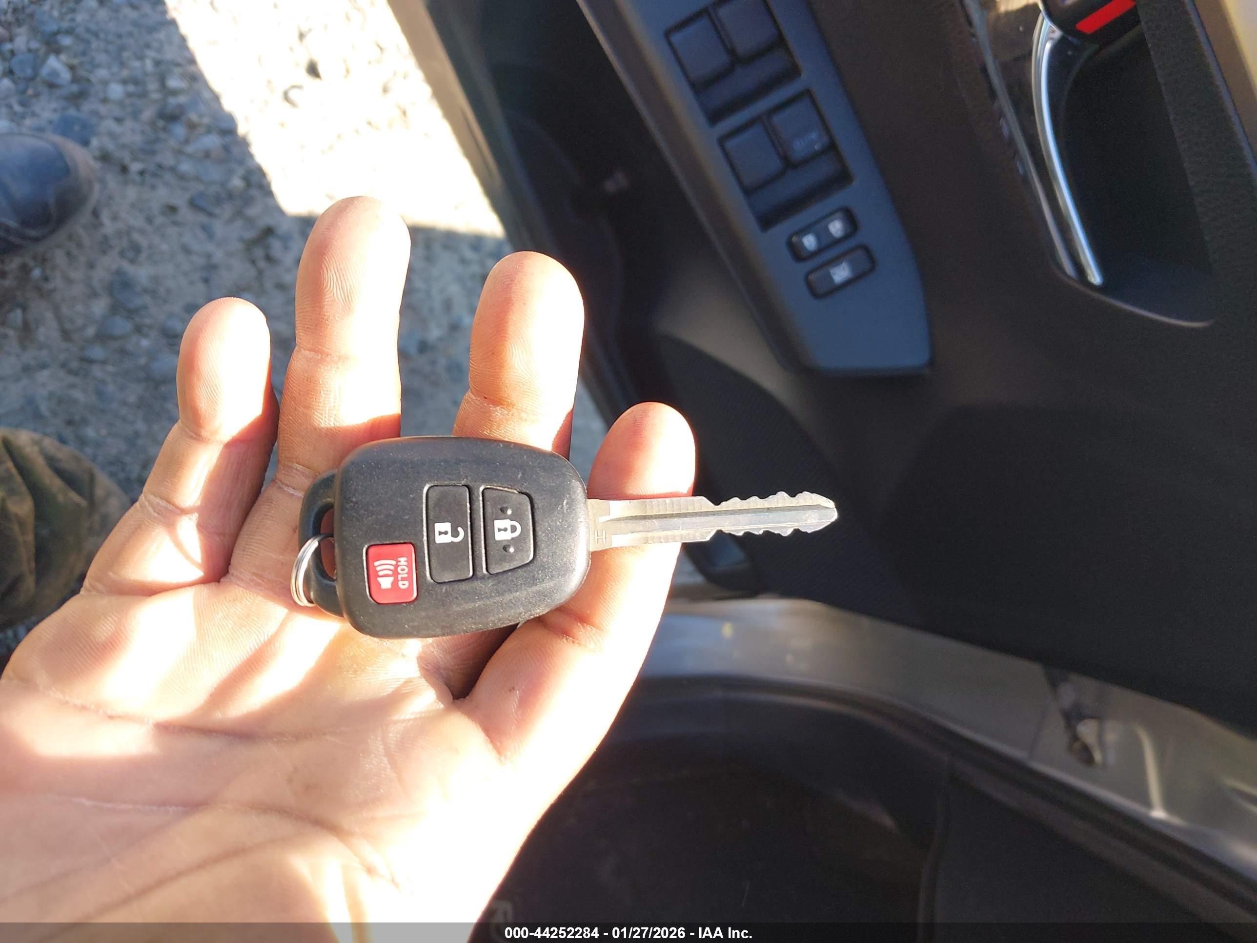 TOYOTA RAV4 image 11