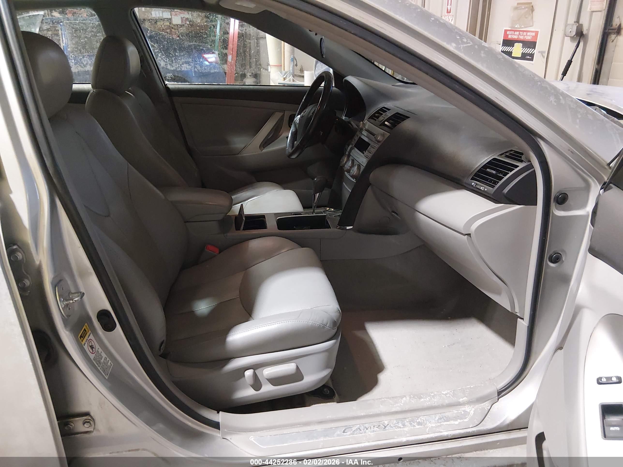 TOYOTA CAMRY image 5