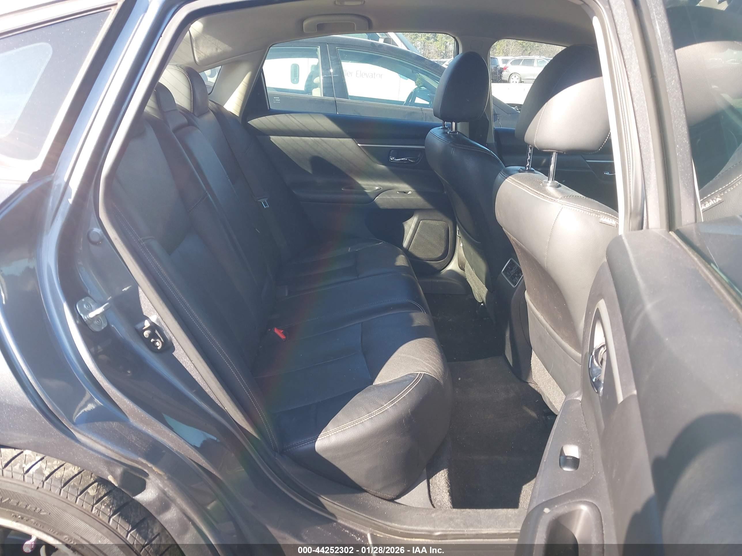 NISSAN ALTIMA image 8