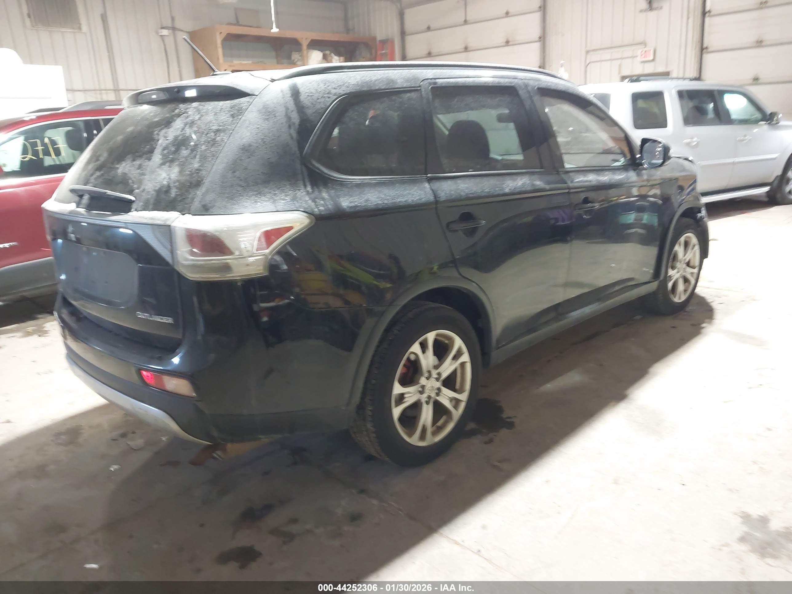MITSUBISHI OUTLANDER image 4
