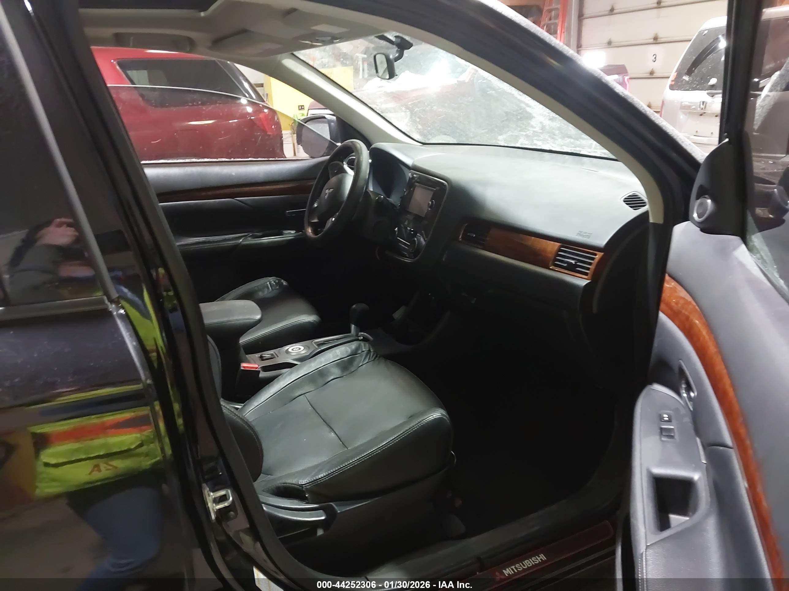 MITSUBISHI OUTLANDER image 5