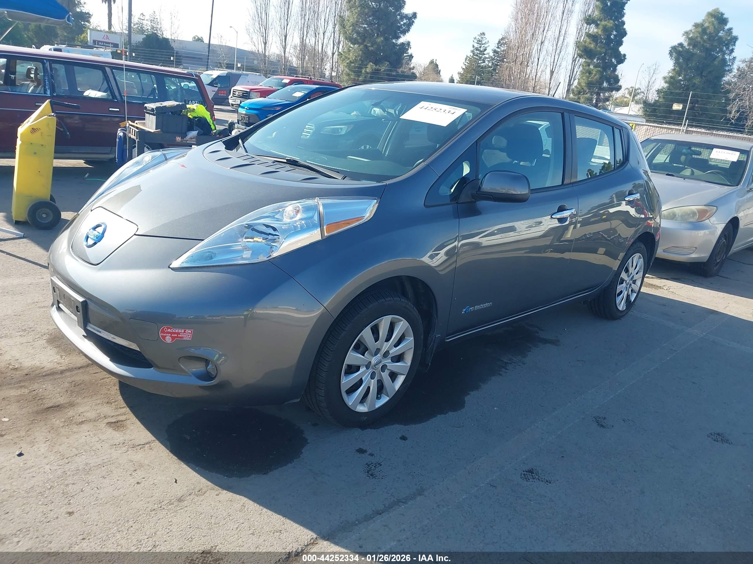 NISSAN LEAF image 2
