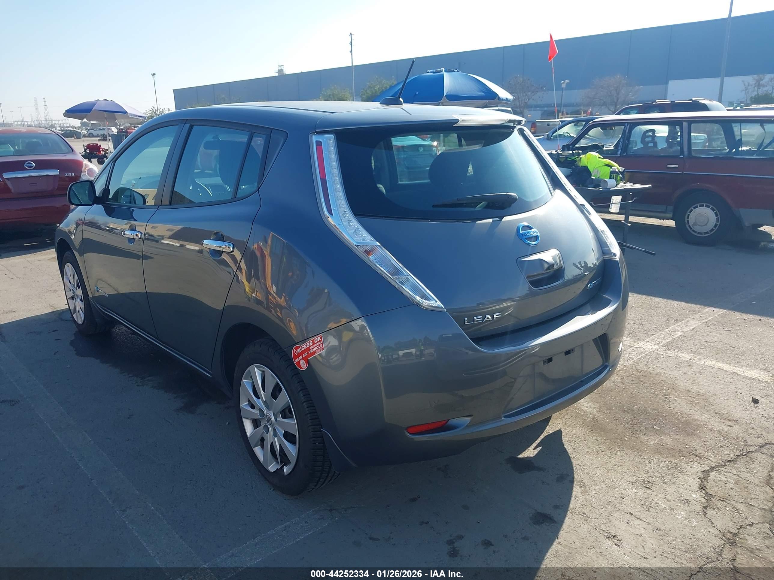 NISSAN LEAF image 3