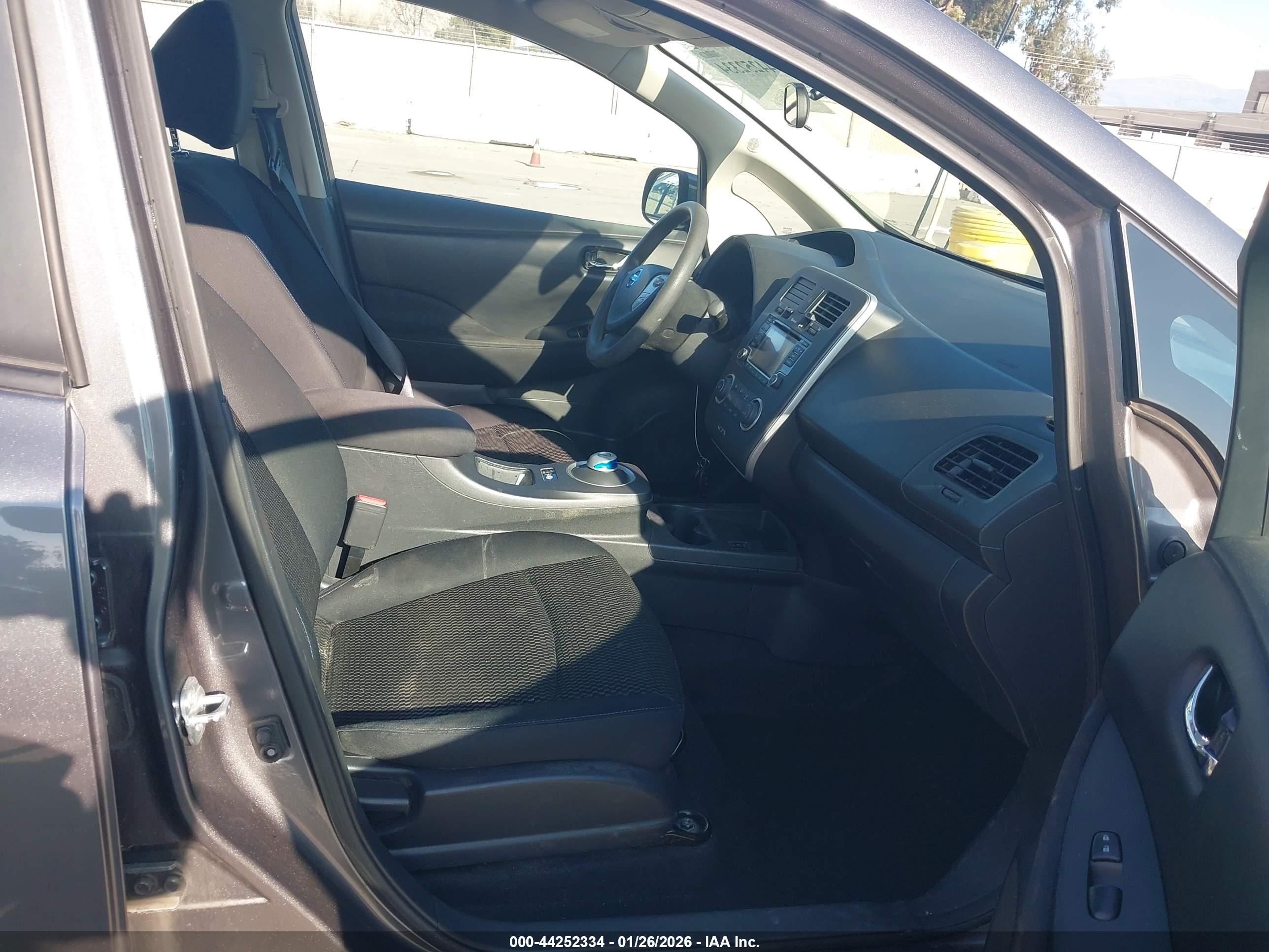 NISSAN LEAF image 5