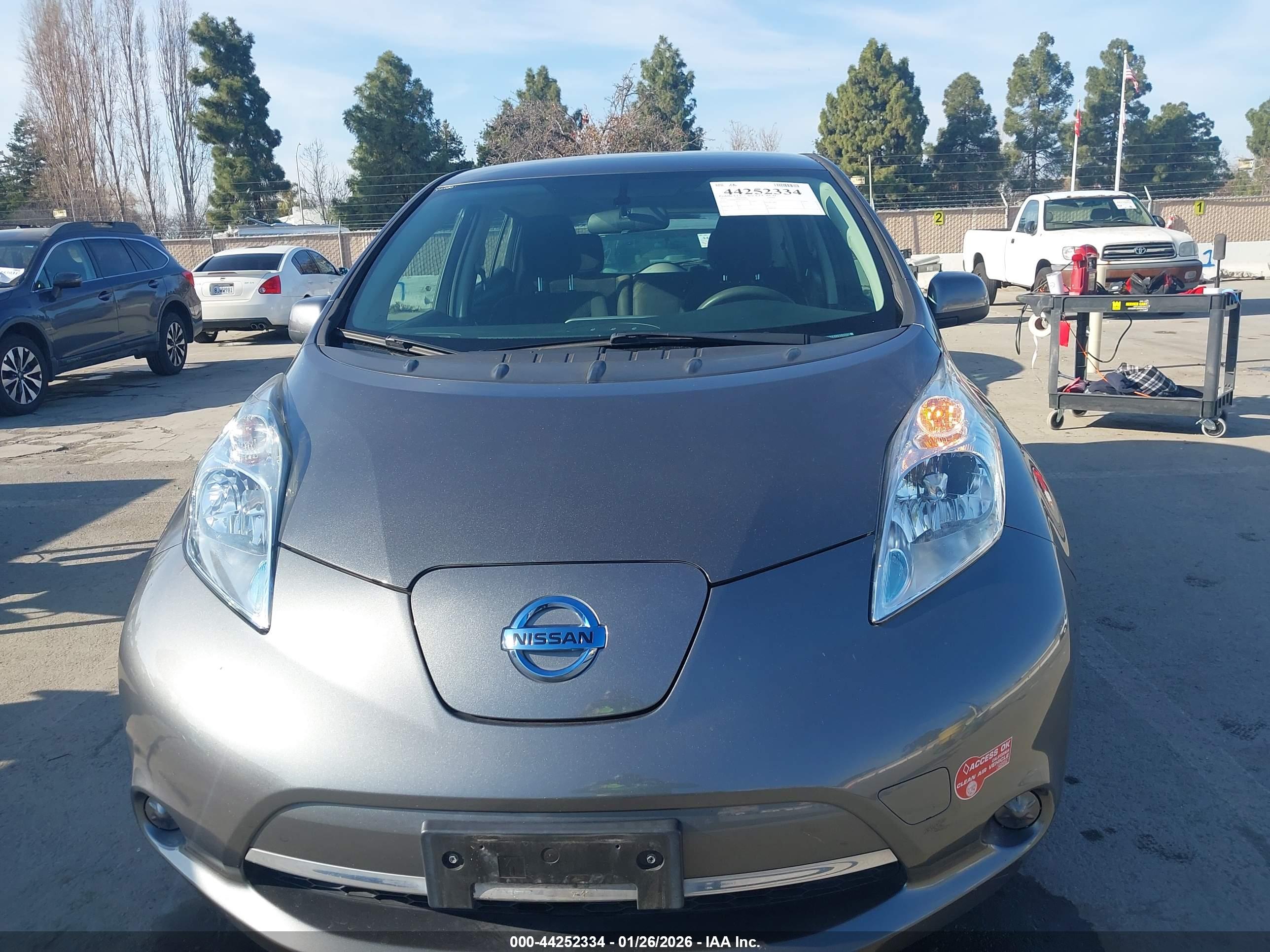 NISSAN LEAF image 6