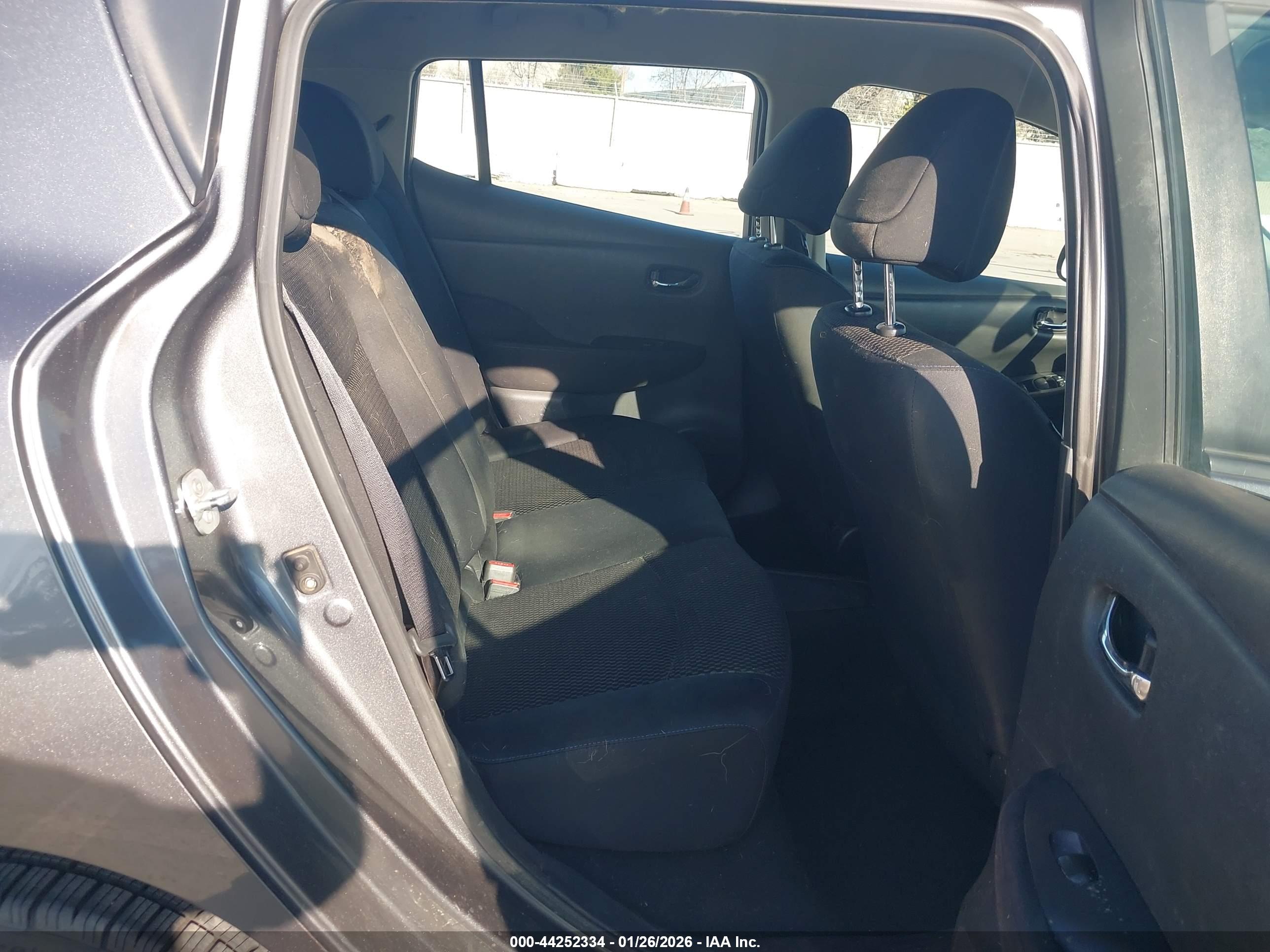 NISSAN LEAF image 8