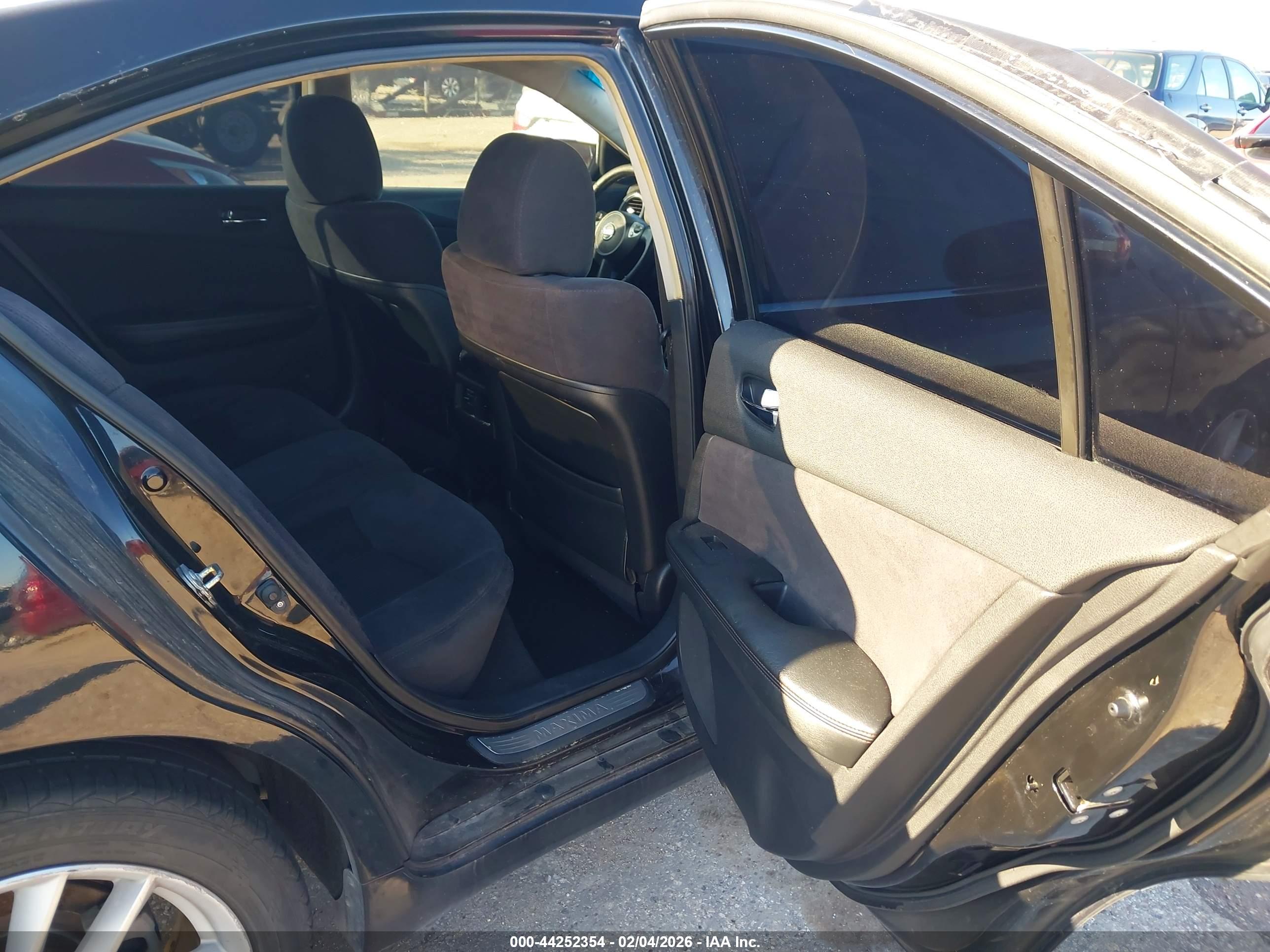 NISSAN MAXIMA image 8
