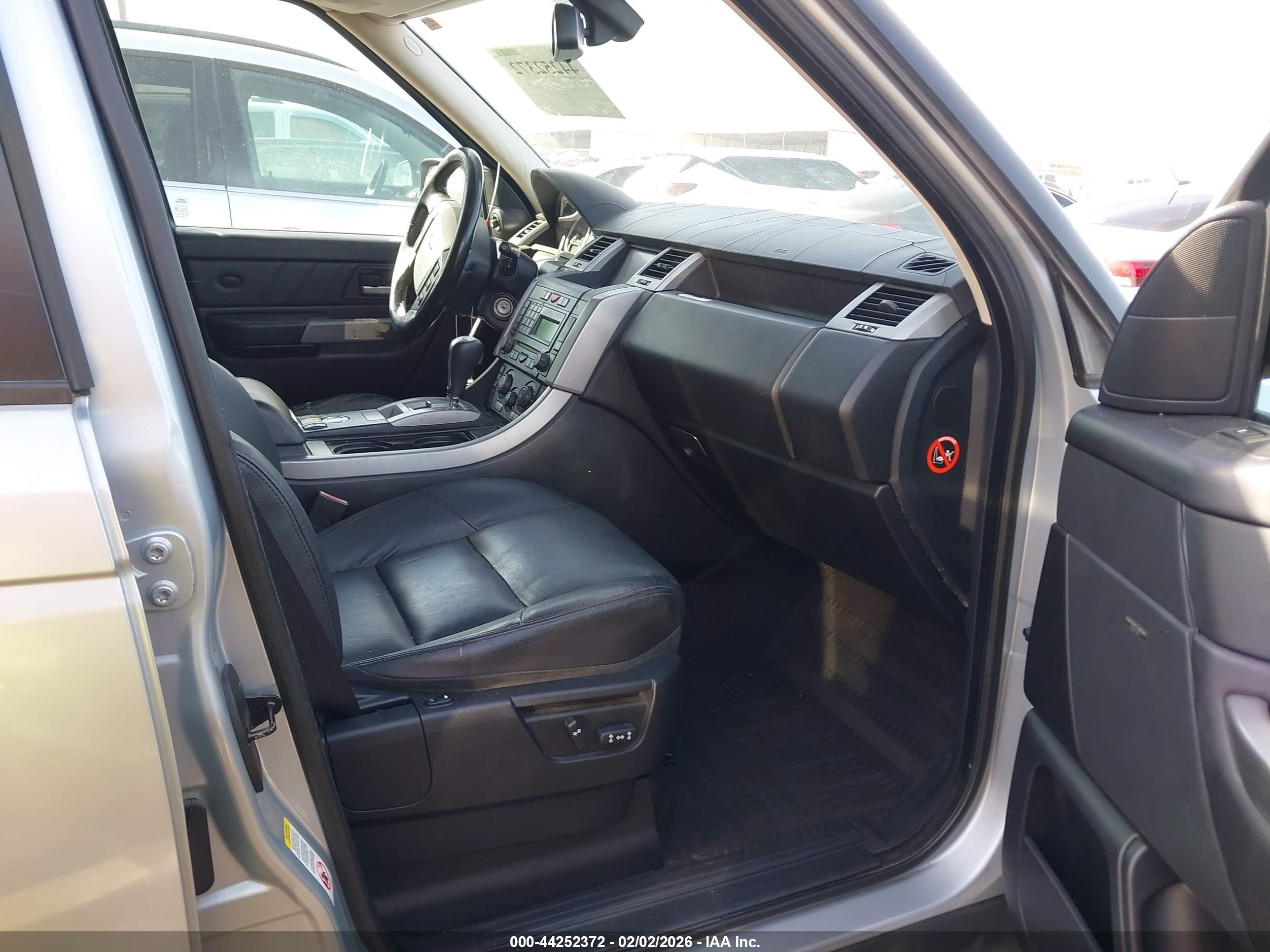LAND ROVER image 5