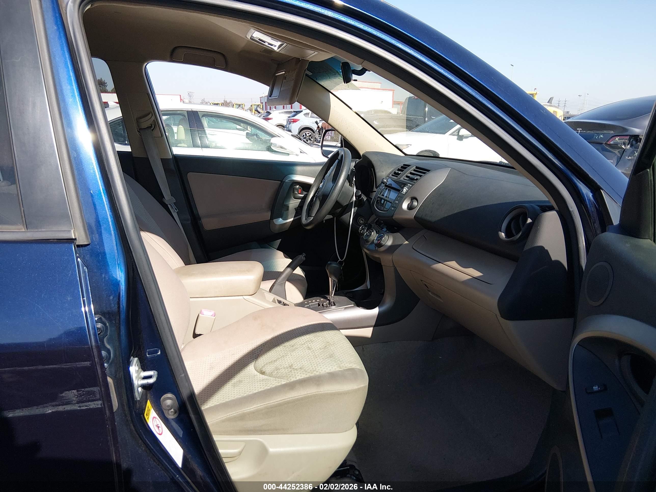TOYOTA RAV4 image 5