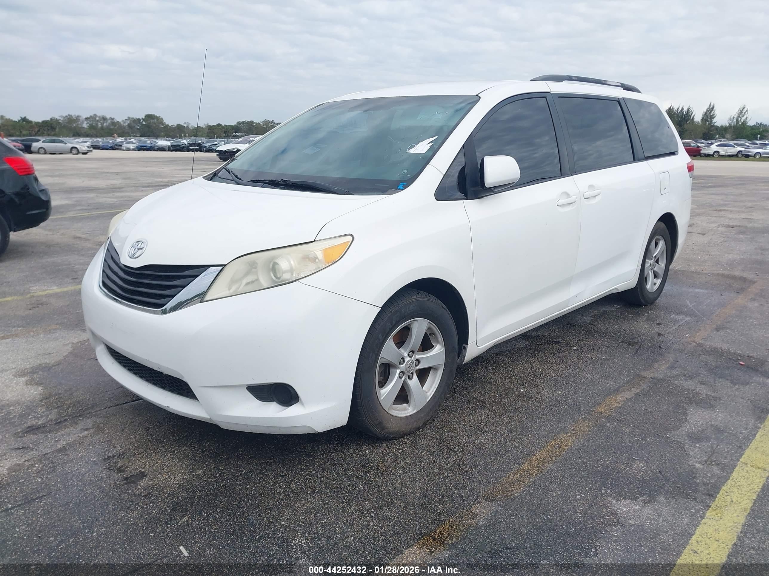 TOYOTA SIENNA image 2
