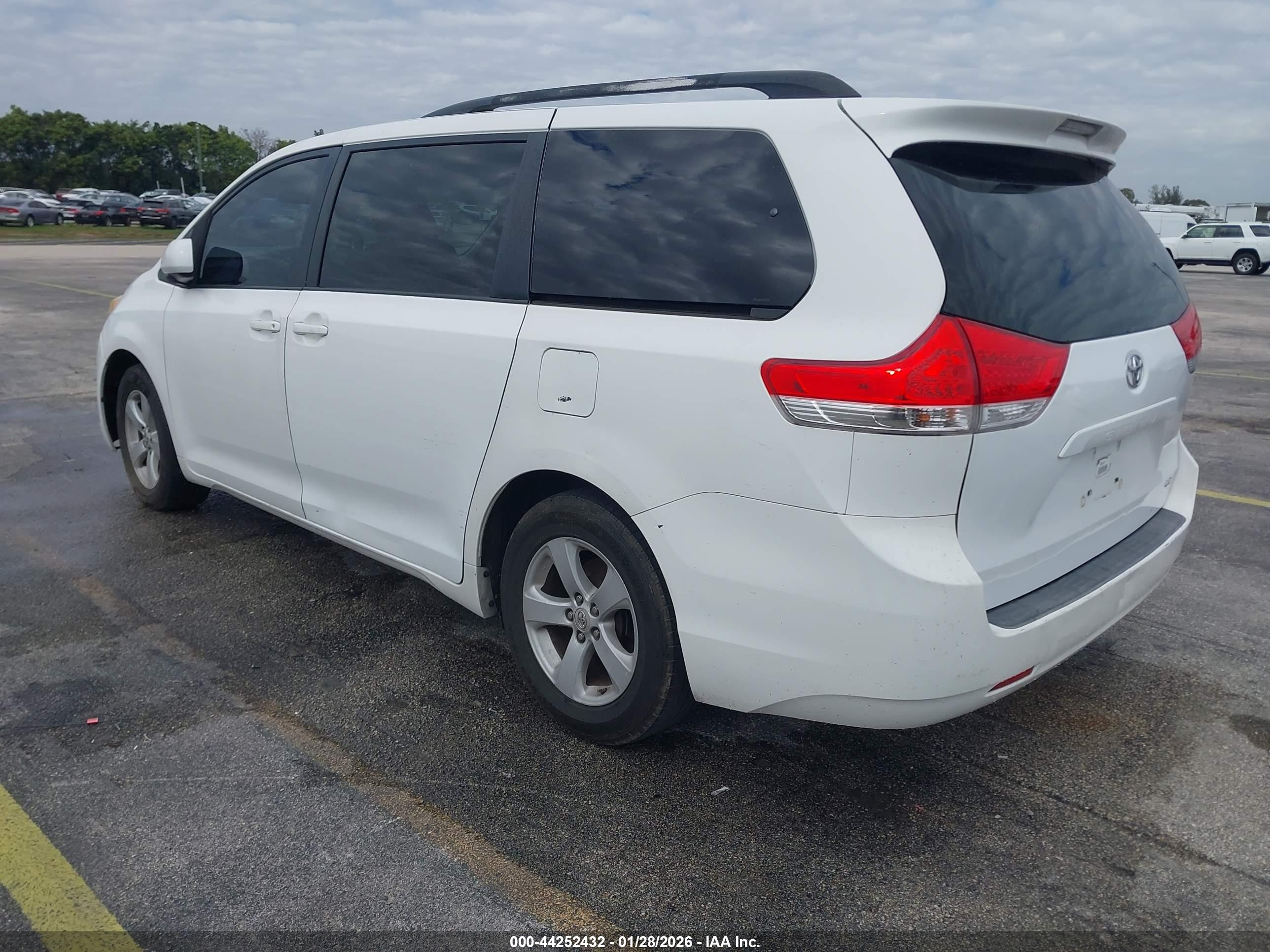 TOYOTA SIENNA image 3