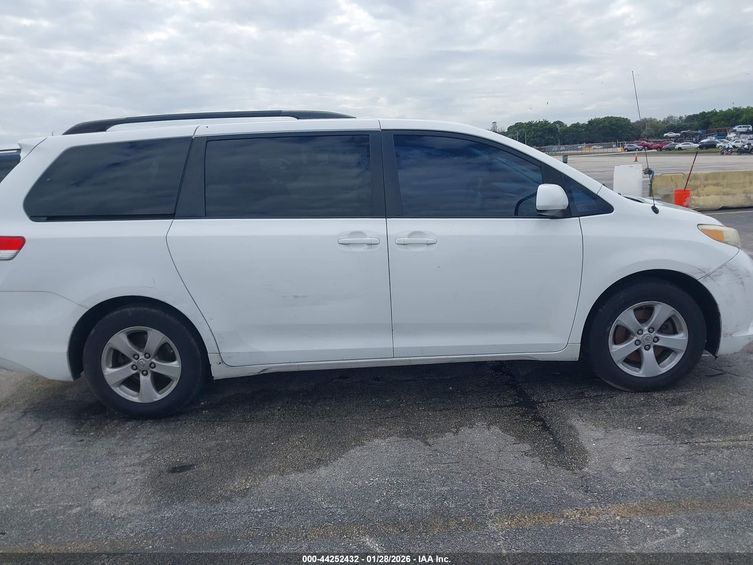 TOYOTA SIENNA image 6