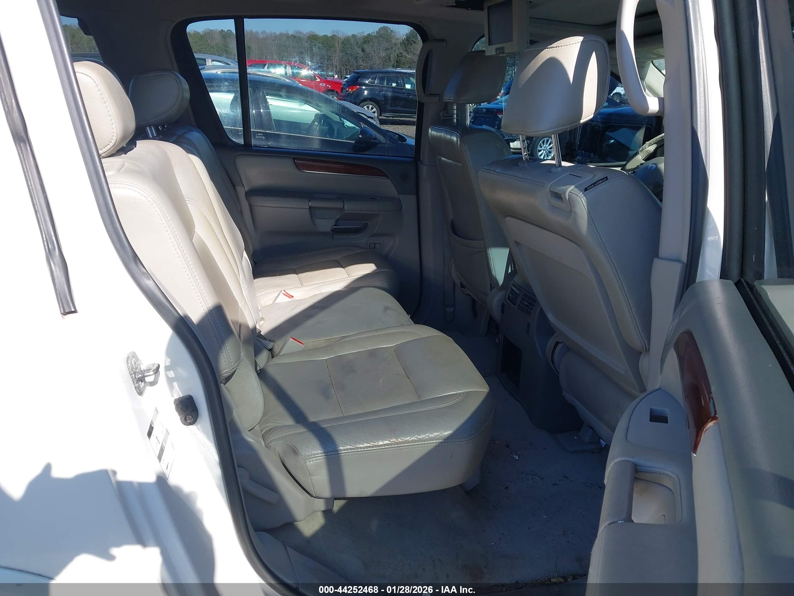 INFINITI QX56 image 8
