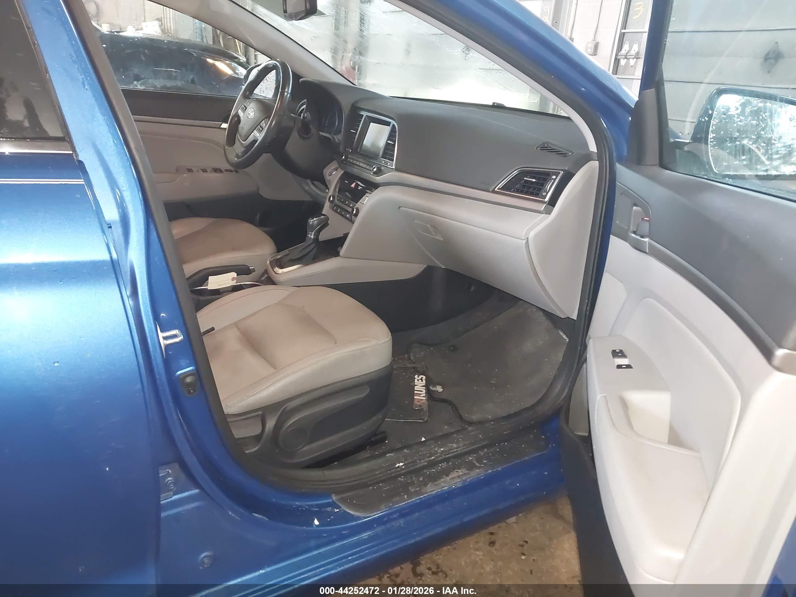 HYUNDAI ELANTRA image 5