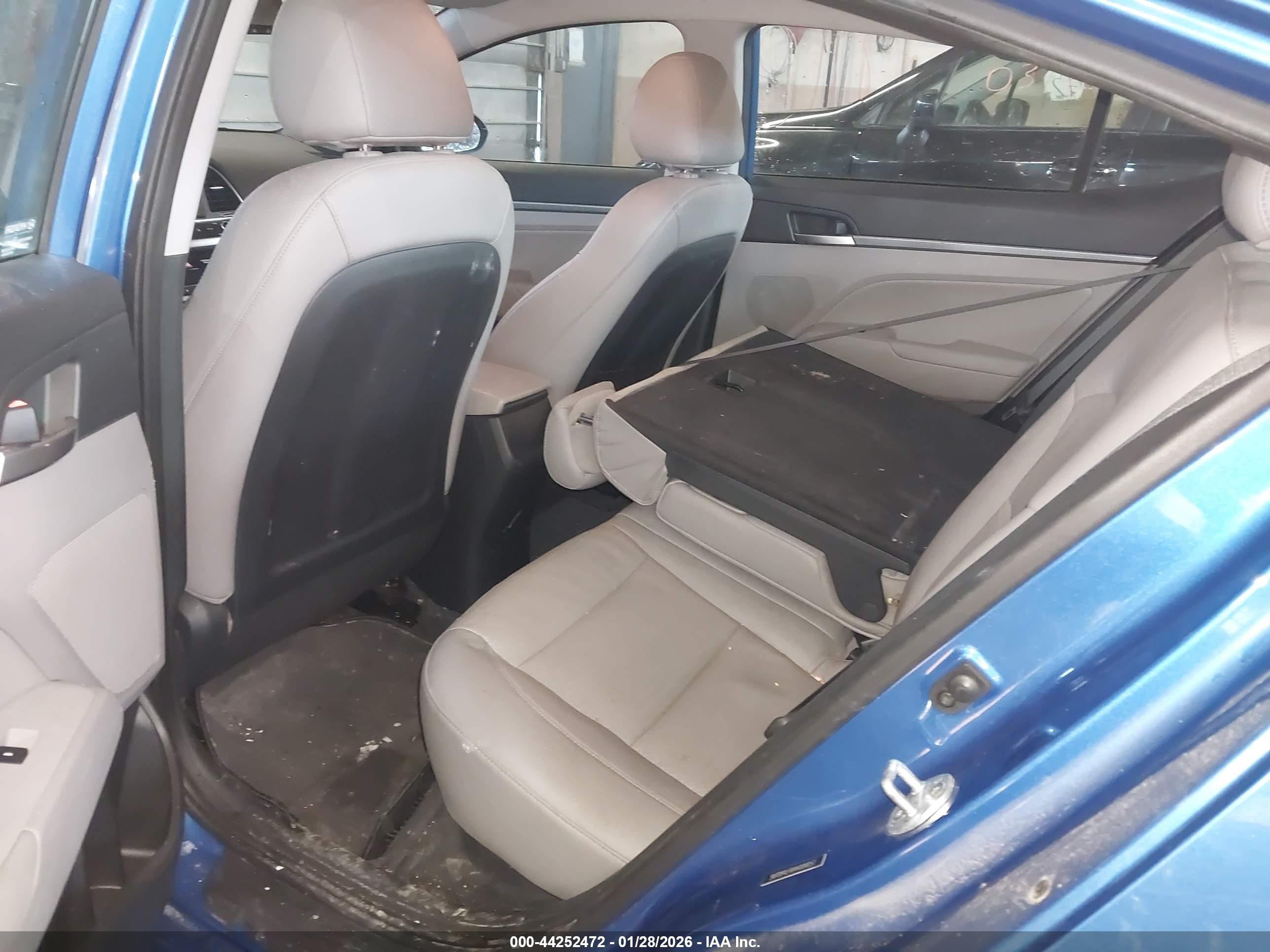 HYUNDAI ELANTRA image 8