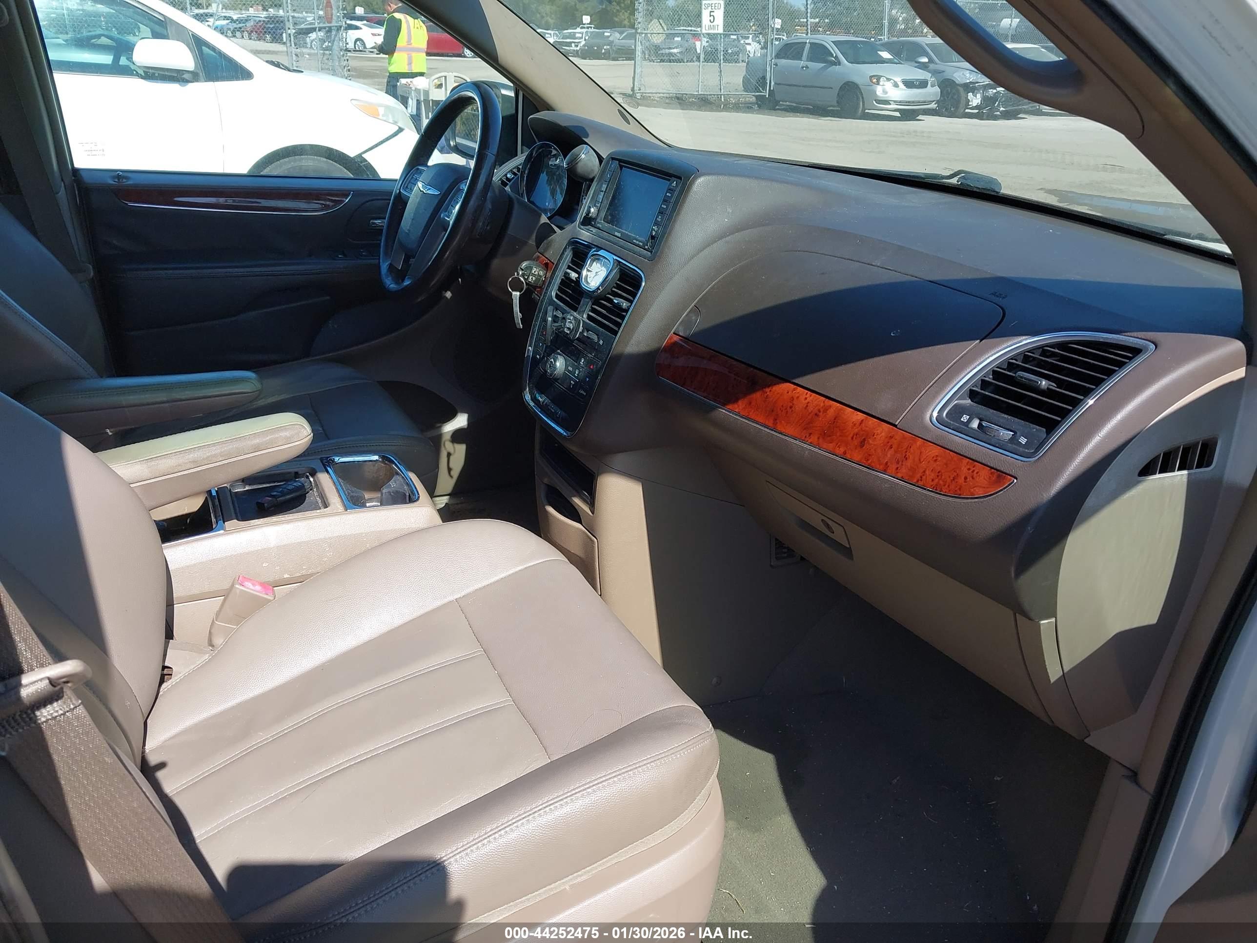 CHRYSLER TOWN image 5